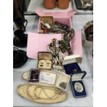 A QUANTITY OF COSTUME JEWELLERY TO INCLUDE VINTAGE PEARLS IN A BOX, BOXED AYNSLEY BROOCH, STRATTON