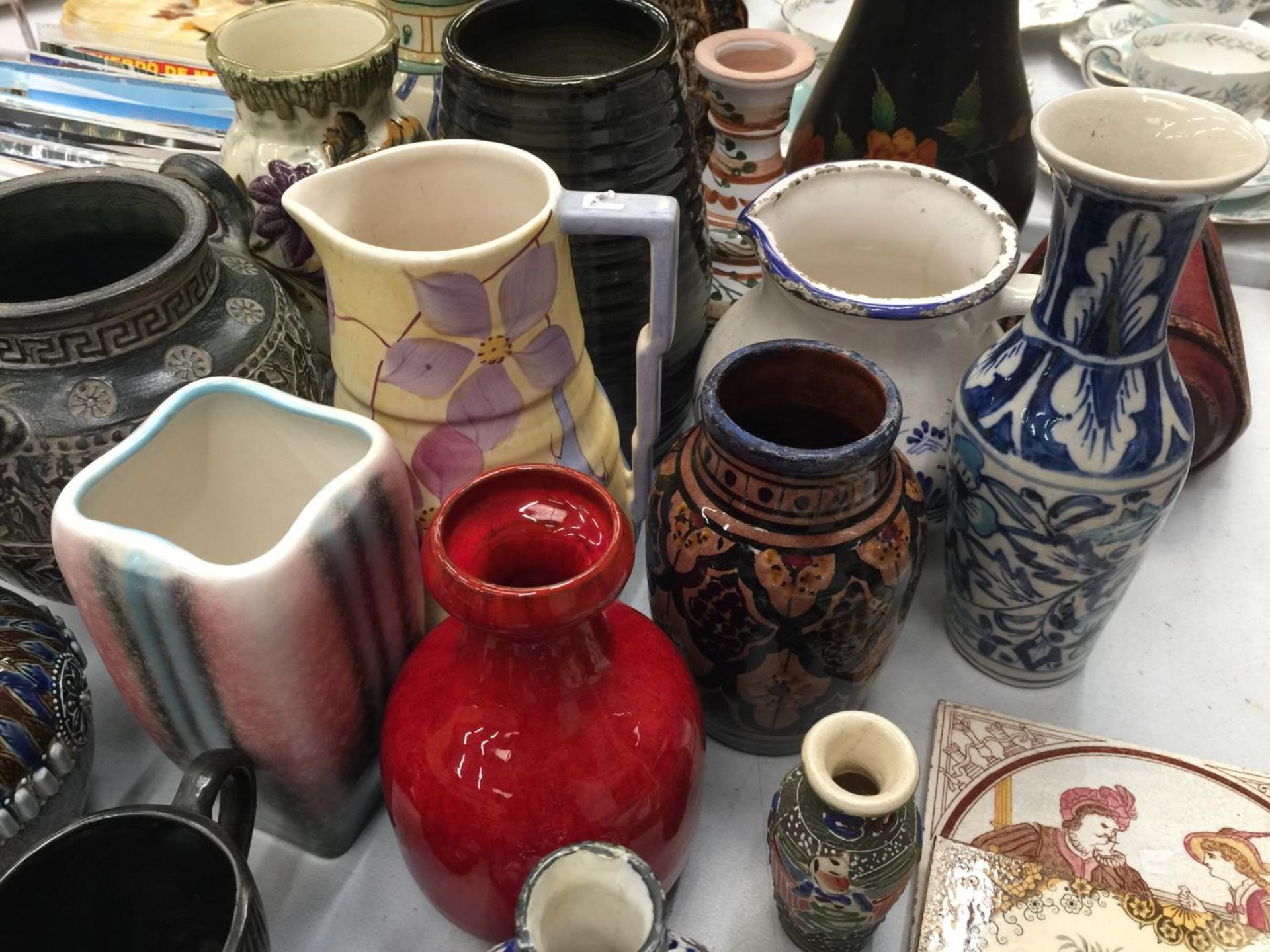 A QUANTITY OF POTTERY ITEMS TO INCLUDE A SYLVAC RETRO VASE, A SEAHORSE JUG, VASES, JUGS, VINTAGE - Image 4 of 7