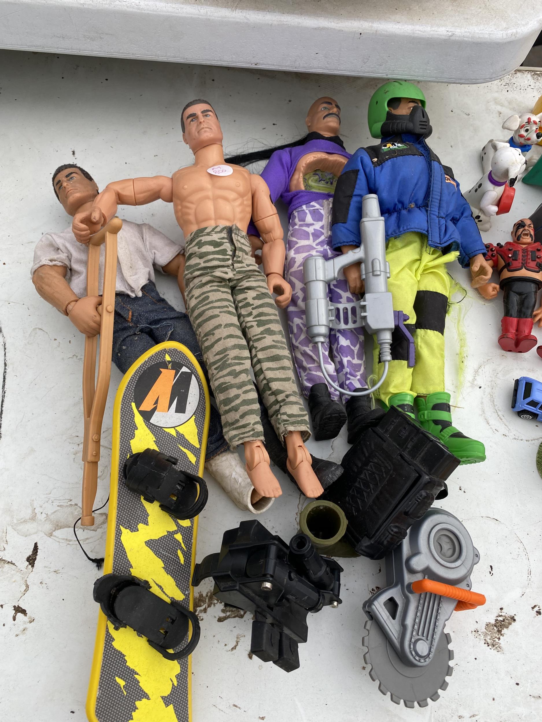 AN ASSORTMENT OF CHILDRENS TOYS TO INCLUDE ACTION MAN AND ACCESSORIES ETC - Image 2 of 3