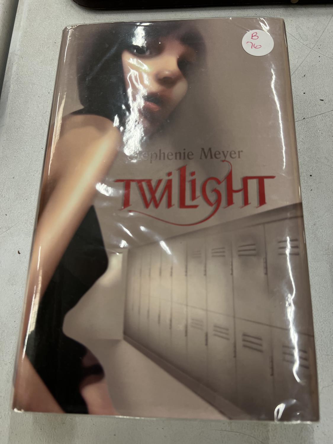 A UK FIRST EDITION WITH DUST JACKET 'TWIGLIGHT' BY STEPHENIE MEYER 2006 PUBLISHED BY ATOM