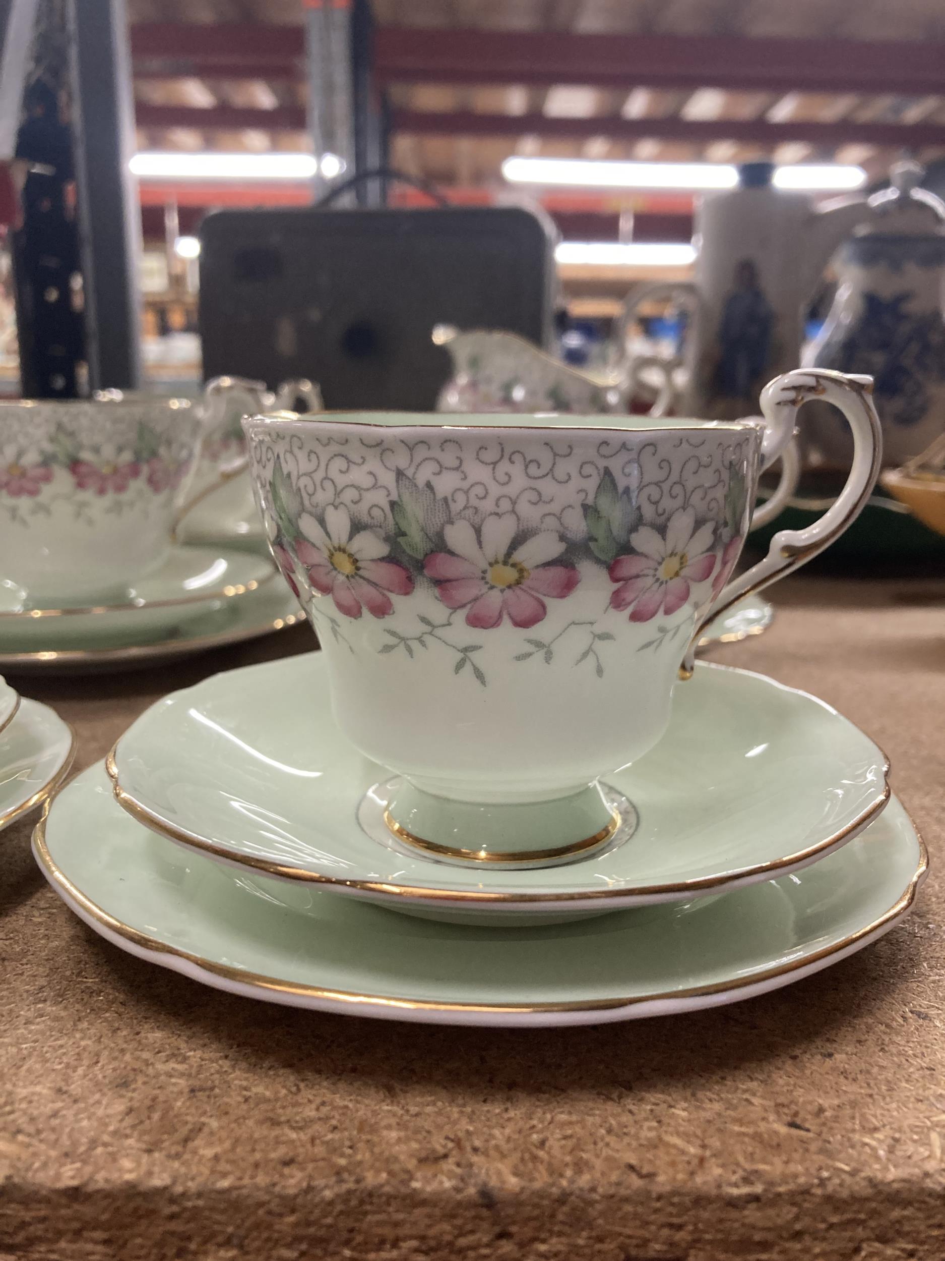 A PARAGON 'MARGOT' CHINA TEASET IN PALE GREEN WITH FLORAL DECORATION TO INCLUDE SUGAR BOWL, CREAM - Image 2 of 4