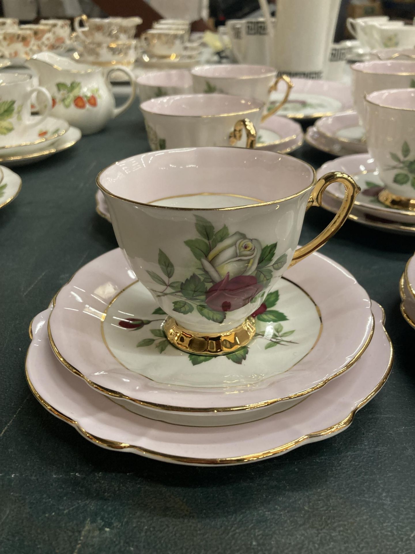 A WINDSOR BONE CHINA TEASET WITH PINK AND ROSE DECORATION AND GILDING TO RIMS AND HANDLES TO INCLUDE - Image 2 of 4