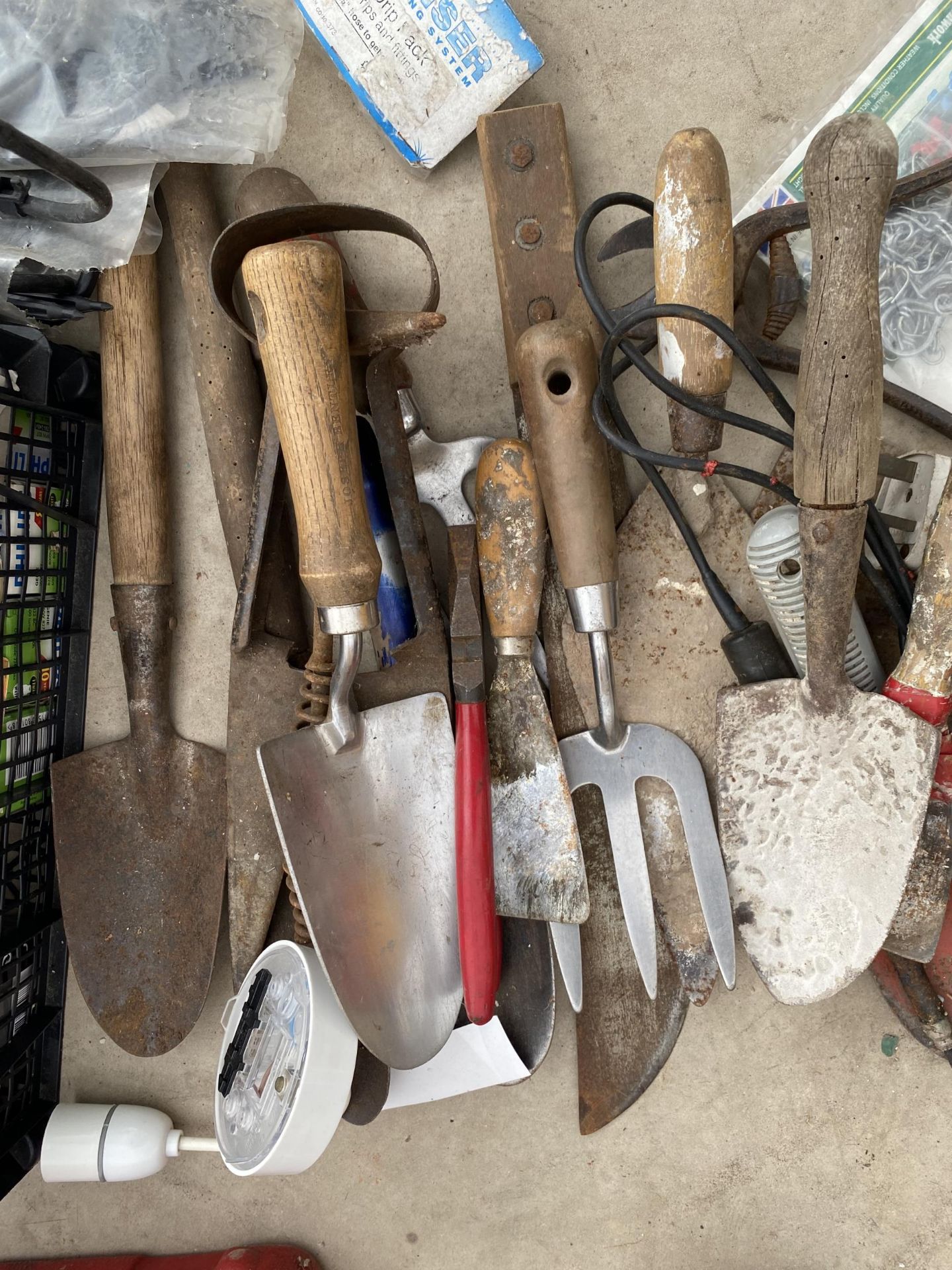 AN ASSORTMENT OF TOOLS AND HARDWARE TO INCLUDE LIGHT BULBS, TROWELS AND SHEEP SHEARS ETC - Image 4 of 4