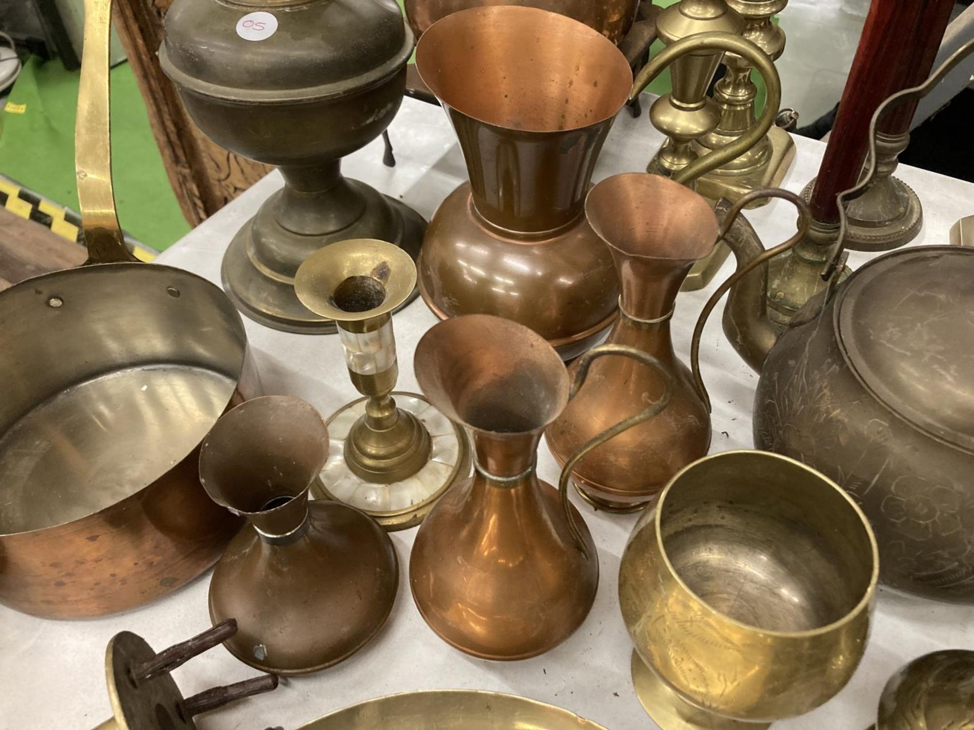 A LARGE QUANTITY OF BRASS AND COPPER ITEMS TO INCLUDE PANS, COPPER KETTLES AND STANDS, CANDLESTICKS, - Image 6 of 8