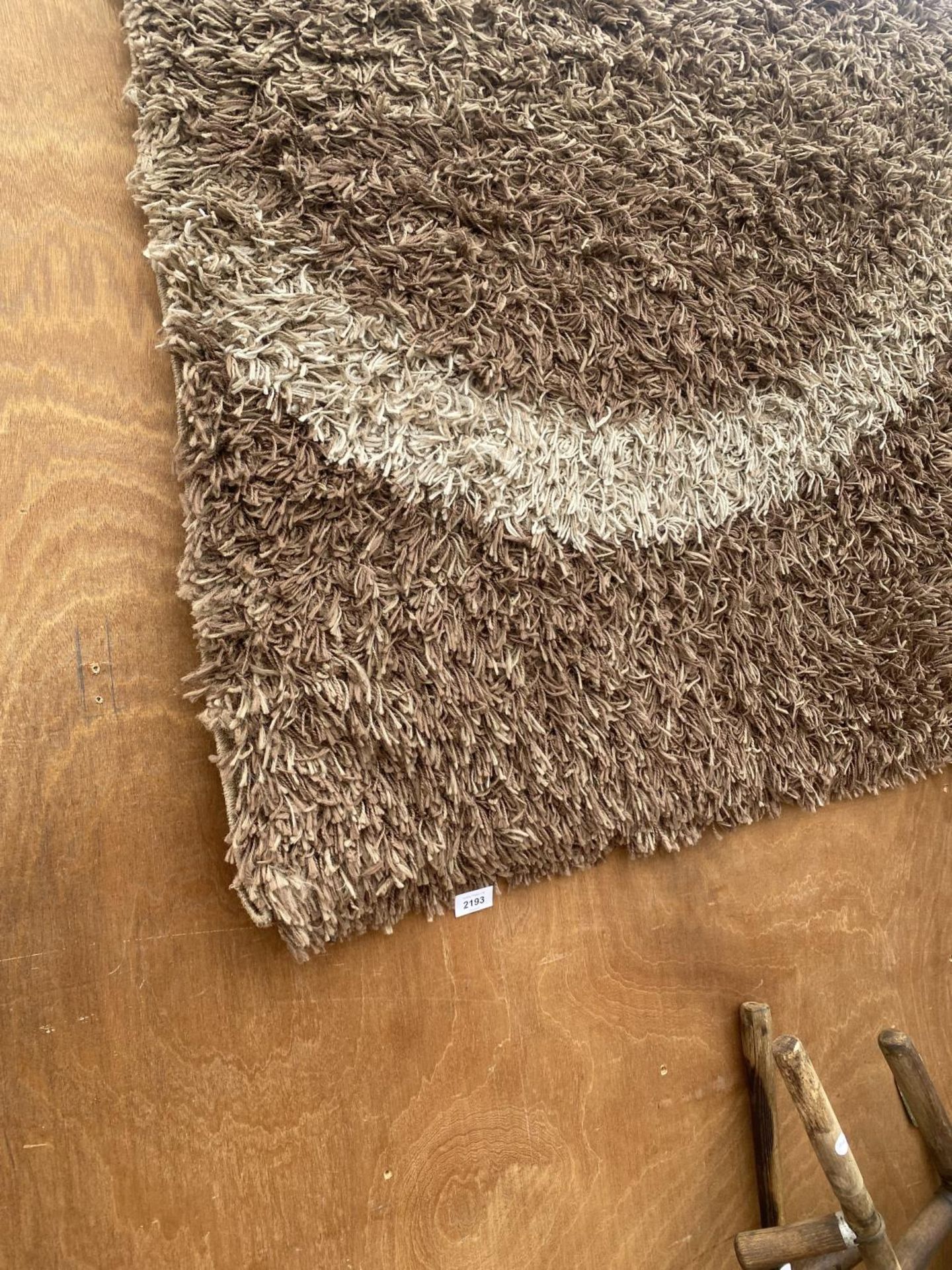 A MODERN BROWN RUG - Image 3 of 3