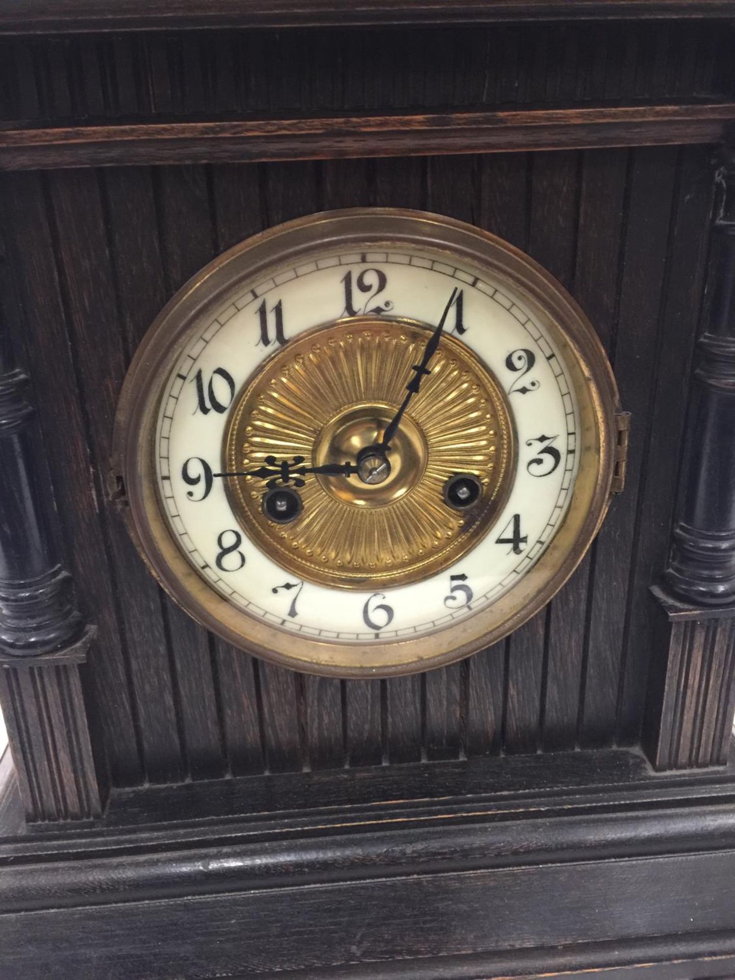 AN ORNATE CHIMING MANTLE CLOCK WITH GERMAN MOVEMENT AND PENDULUM. KEY IS PRESENT AND WORKING AT TIME - Image 2 of 11