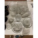 A QUANTITY OF GLASSWARE TO INCLUDE A CAKE STAND, DISHES, BOWLS, LIDDED POTS, ETC