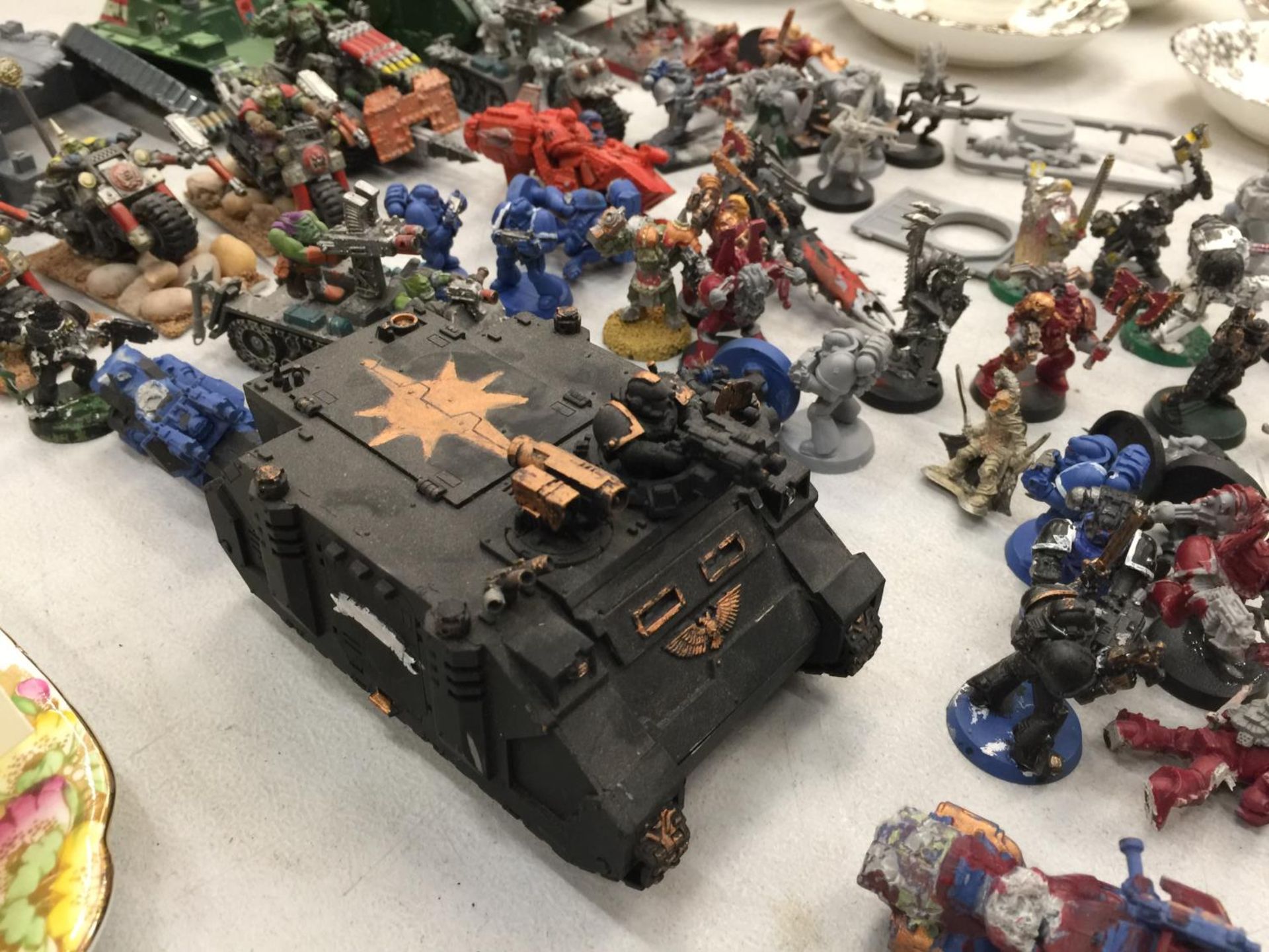 A LARGE COLLECTION OF WARHAMMER FIGURES AND VEHICLES - Bild 3 aus 8