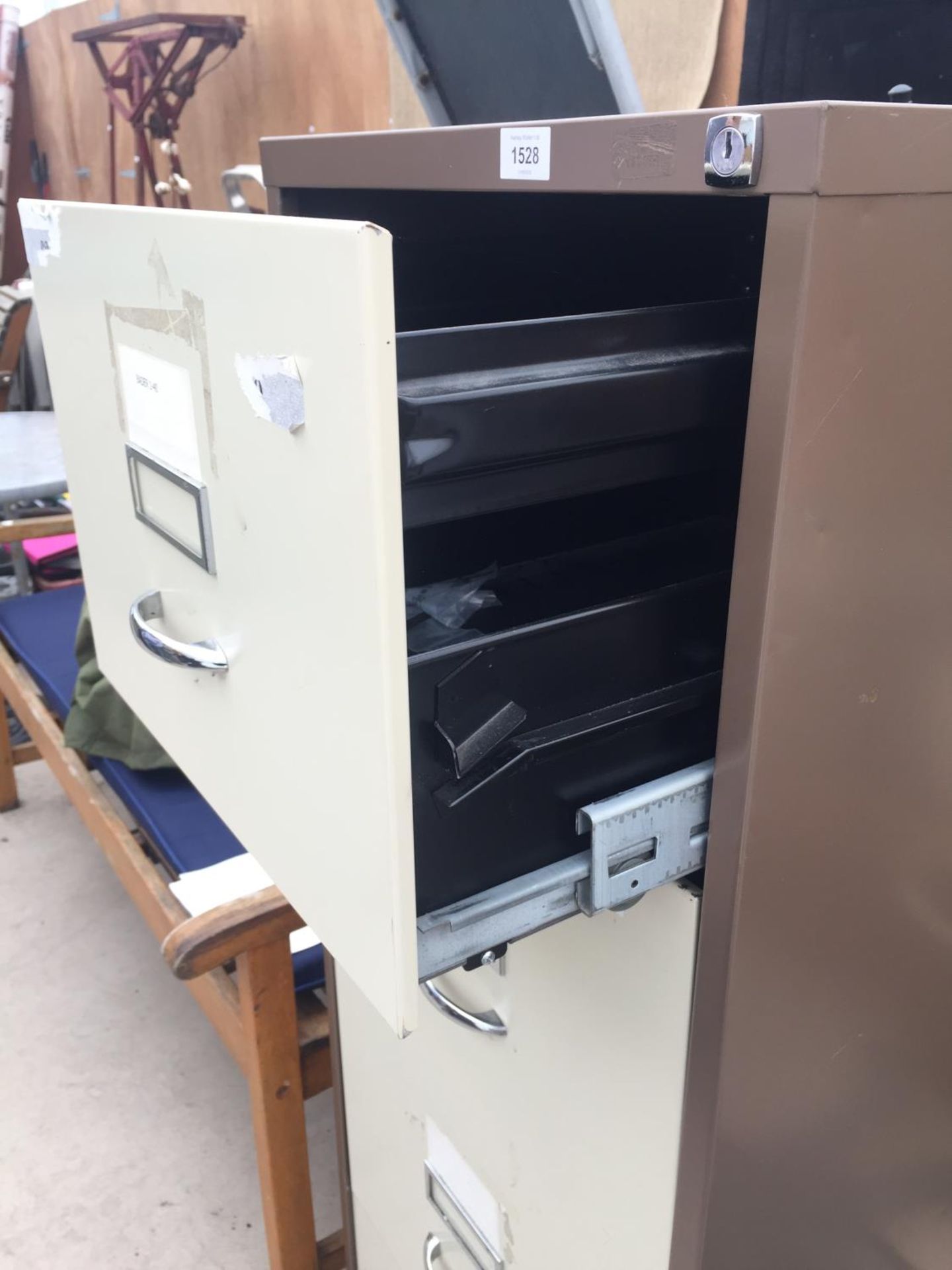 A FOUR DRAWER METAL FILING CABINET - Image 2 of 3