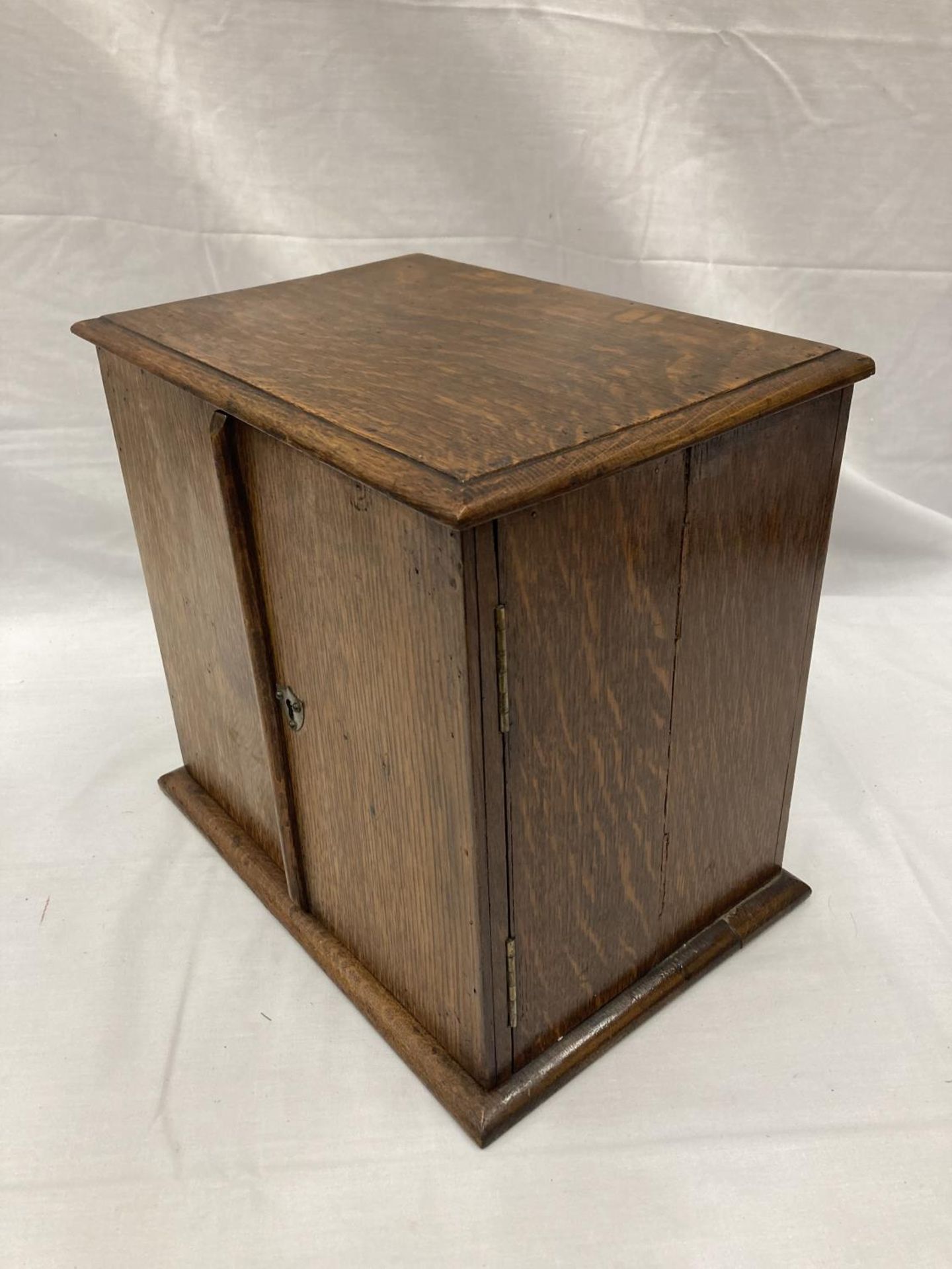 AN OAK SMOKERS CABINET WITH THREE ENCLOSED DRAWERS H: 30CM, W: 32CM - Image 6 of 7