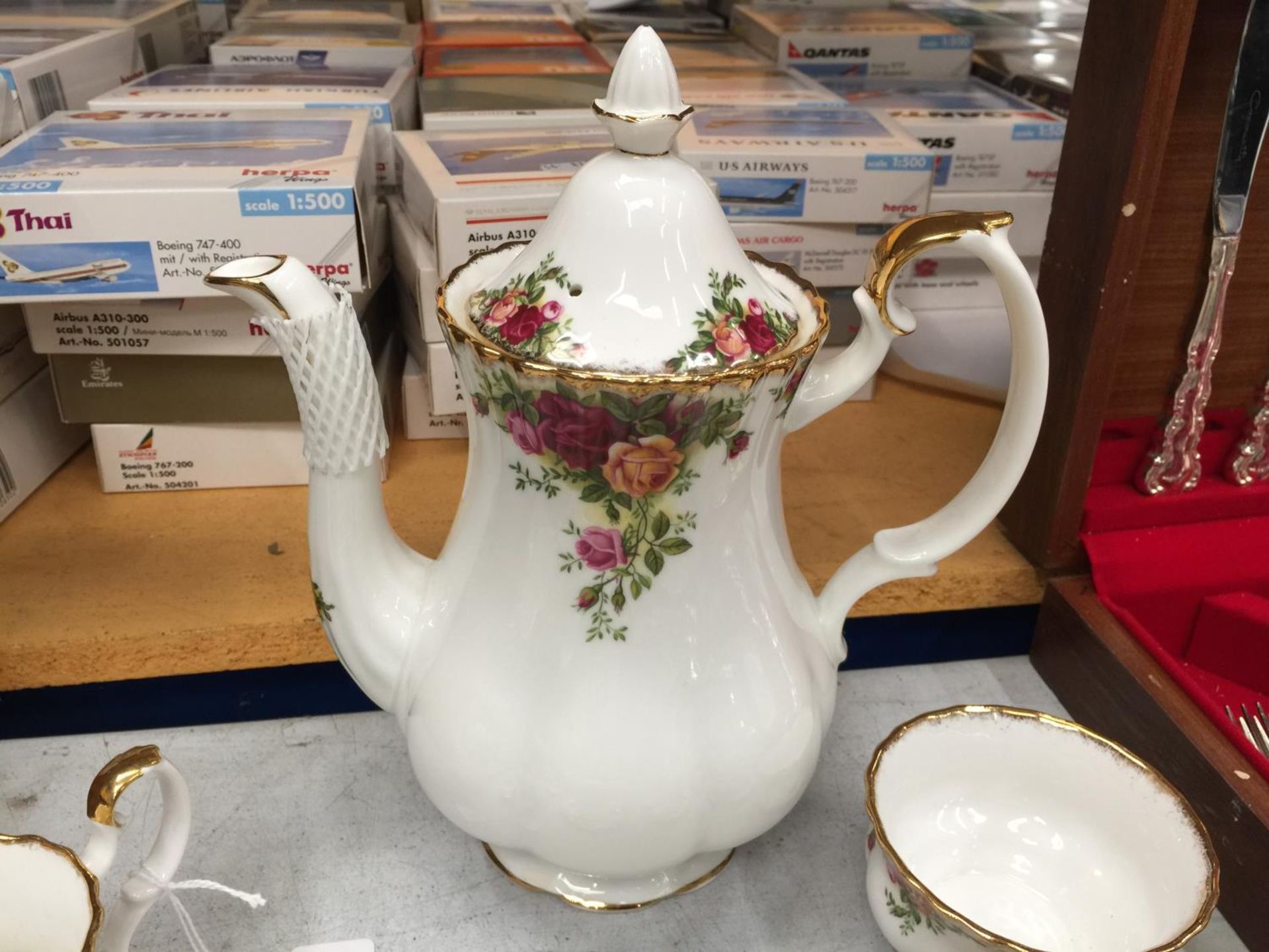 A ROYAL ALBERT OLD COUNTRY ROSES COFFEE SET TO INCLUDE CUPS AND SAUCERS, A COFFEE POT, CREAM JUG AND - Image 11 of 16