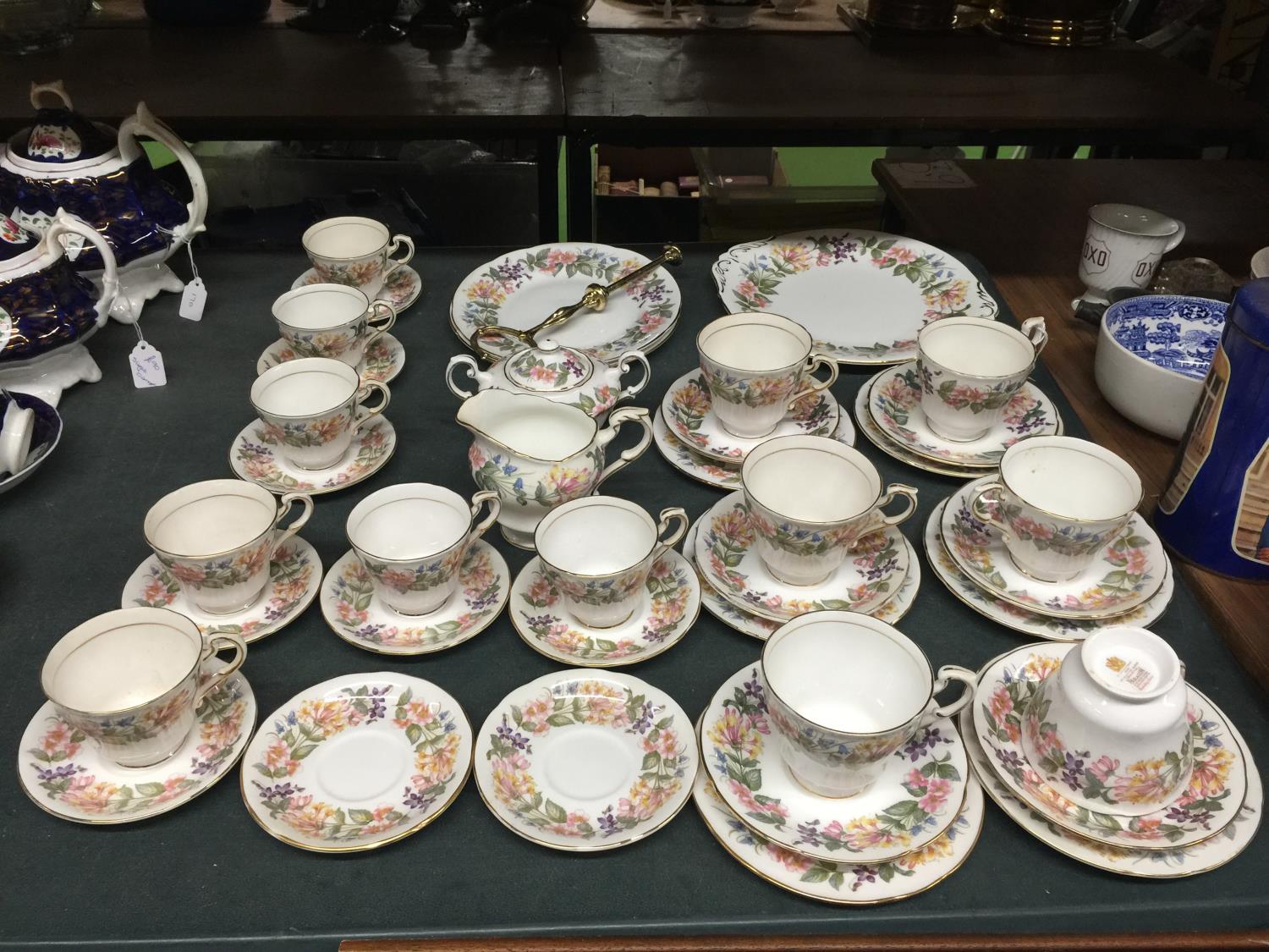 A LARGE QUANTITY OF PARAGON 'COUNTRY LANE' TEAWARE TO INCLUDE CUPS, SAUCERS, CAKE PLATE, CAKE STAND,