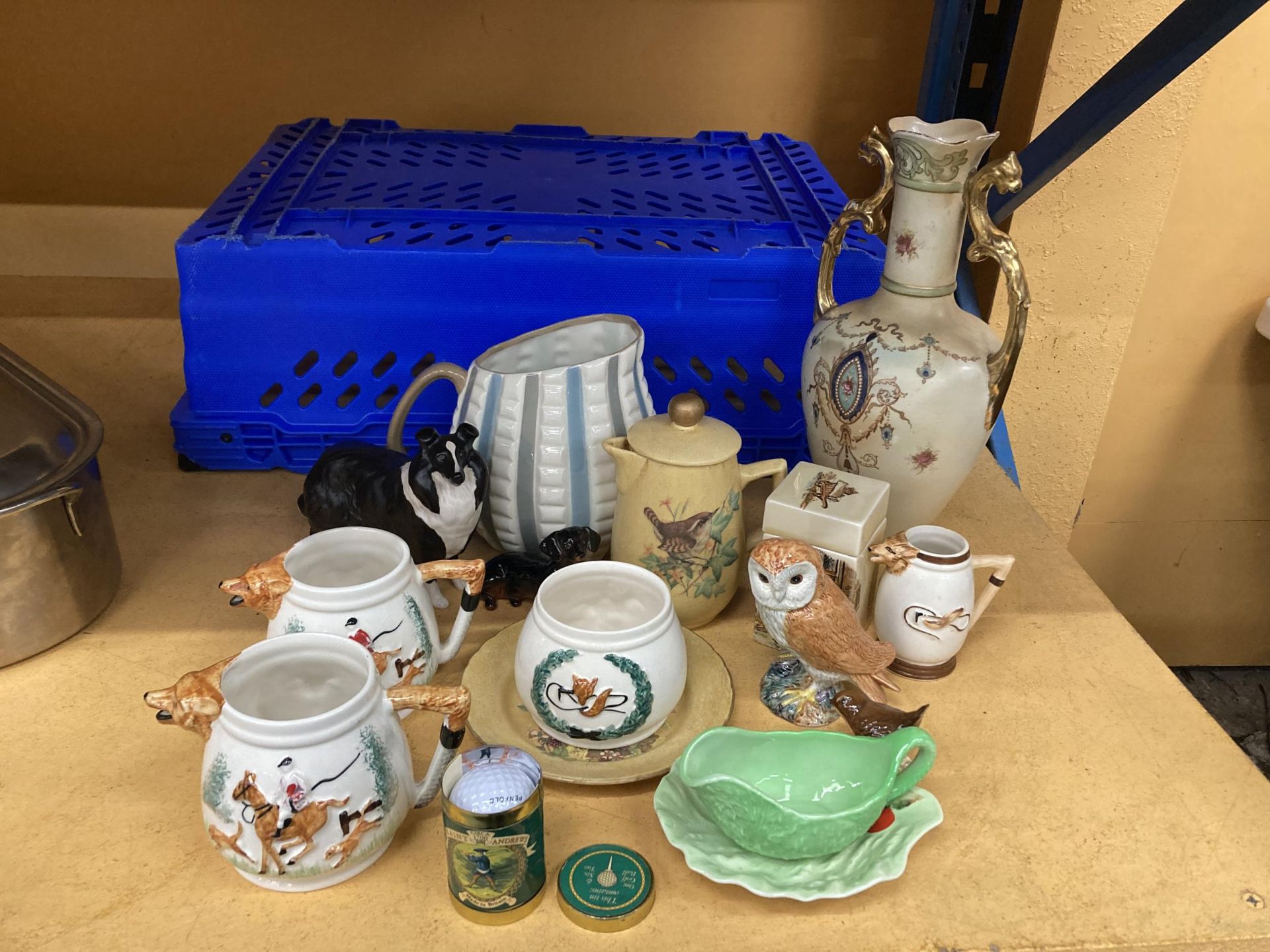 A QUANTITY OF CERAMIC ITEMS TO INCLUDE A BESWICK OWL, ETCDOG, CROWN DEVON BLUSH IVORY VASE, FOX