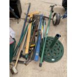 AN ASSORTMENT OF GARDEN TOOLS TO INCLUDE FORKS, SHEARS AND A CAST IRON PARASOL BASE ETC