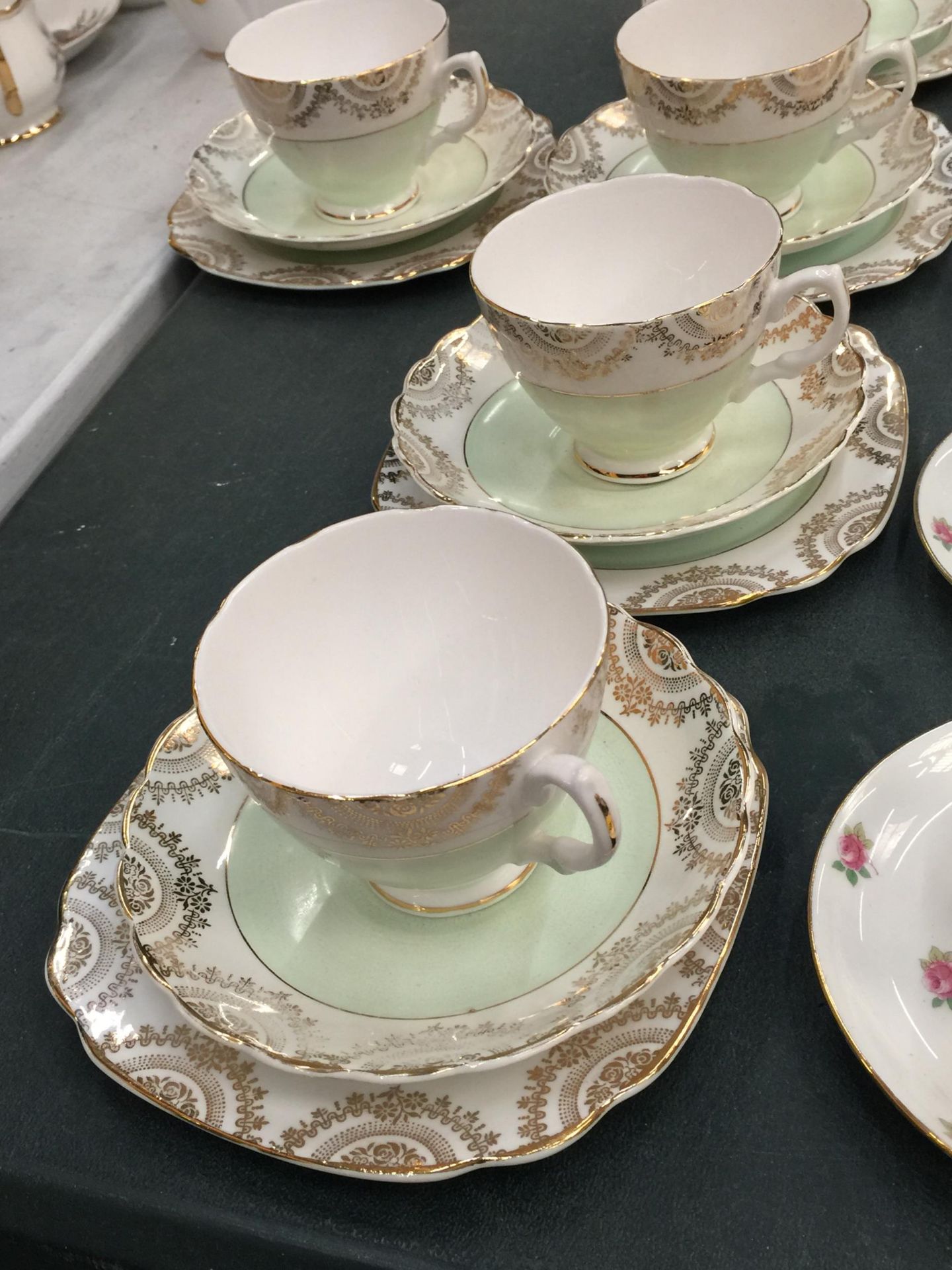 A LARGE QUANTITY OF VINTAGE CHINA AND PORCELAIN CUPS AND SAUCERS TO INCLUDE ROYAL DOULTON, ALFRED - Image 2 of 8