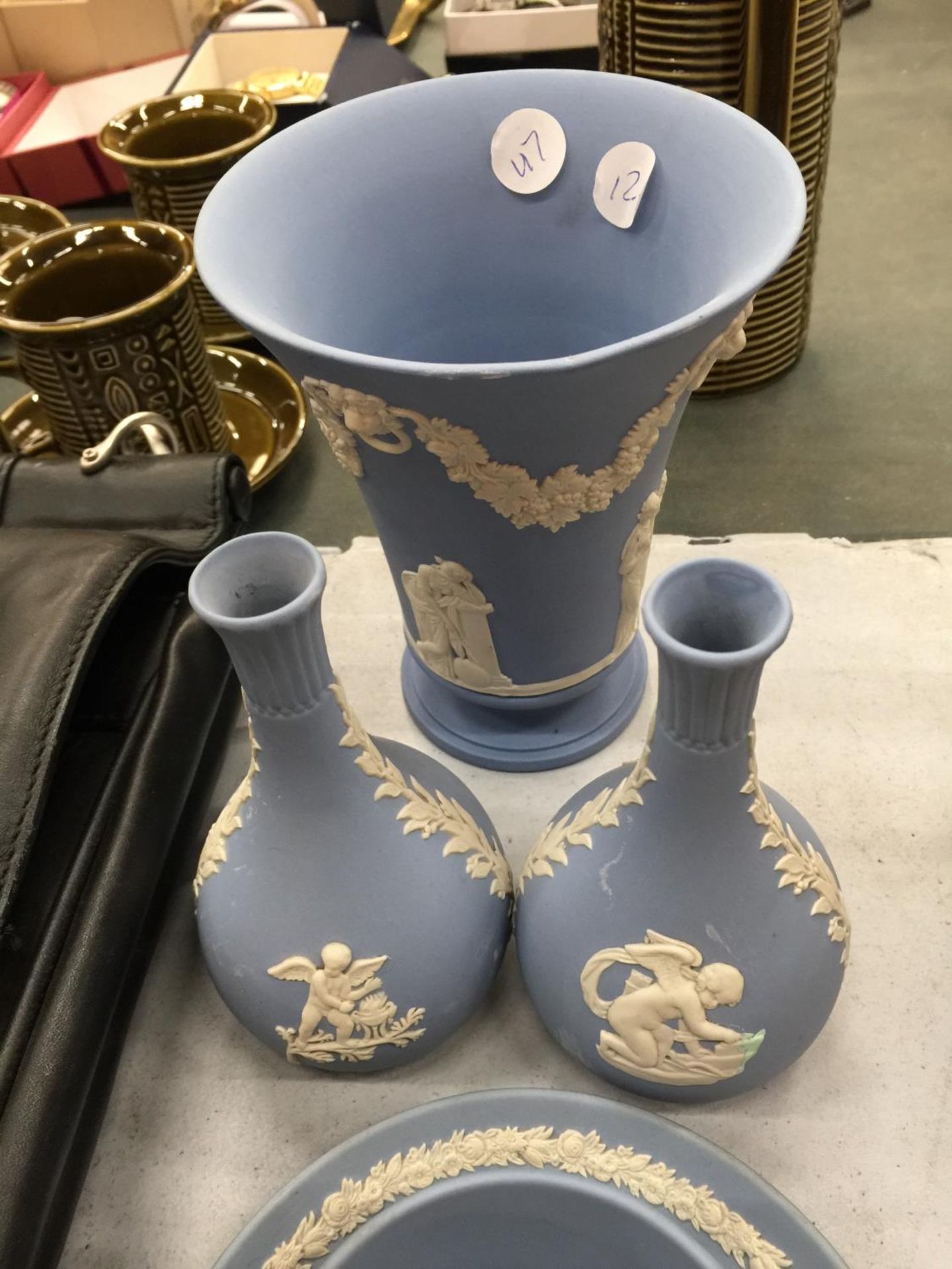 A QUANTITY OF WEDGWOOD JASPERWARE TO INCLUDE VASES, CUP AND SAUCER, TRINKET BOXES, PIN TRAYS, ETC - Image 4 of 4