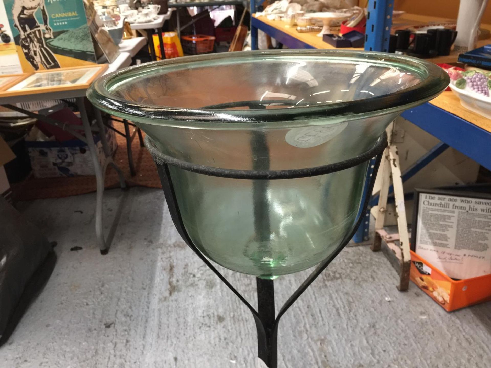 A LARGE BELL SHAPED GLASS BOWL ON A WROUGHT IRON STAND H: 96CM - Image 4 of 4