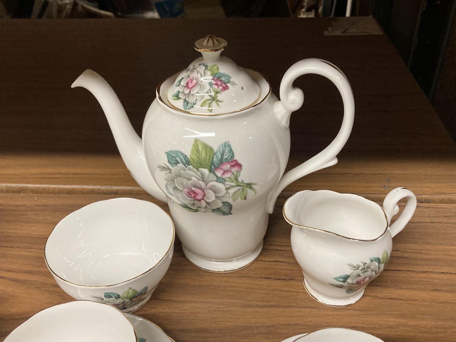 A BONE CHINA COFFEE SET WITH FLORAL DECORATION TO INCLUDE COFFEE SET, CREAM JUG, SUGAR BOWL, CUPS - Image 4 of 6