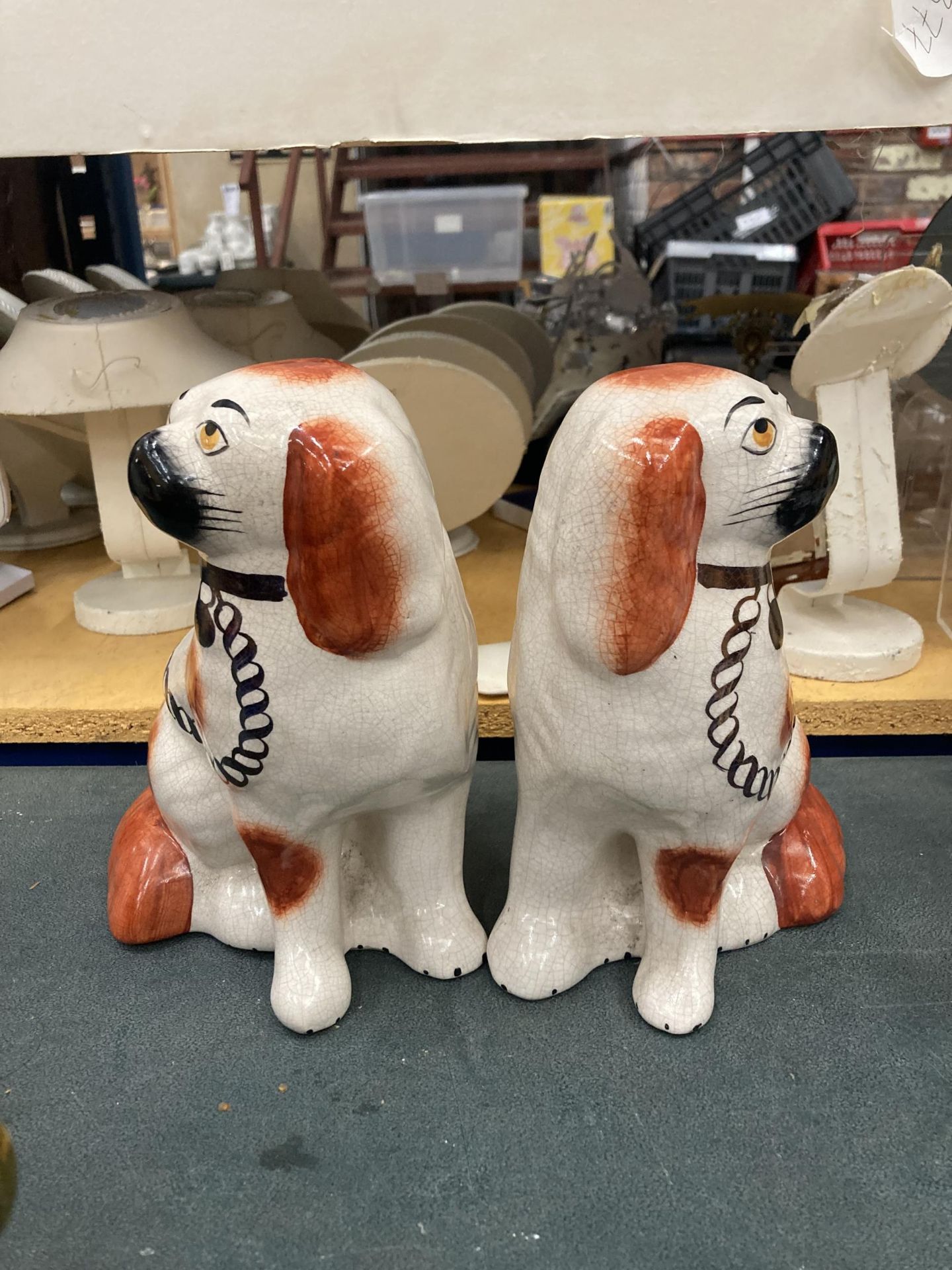 A PAIR OF STAFFORDSHIRE RED AND WHITE MANTLE DOGS HEIGHT 21CM - Image 2 of 4