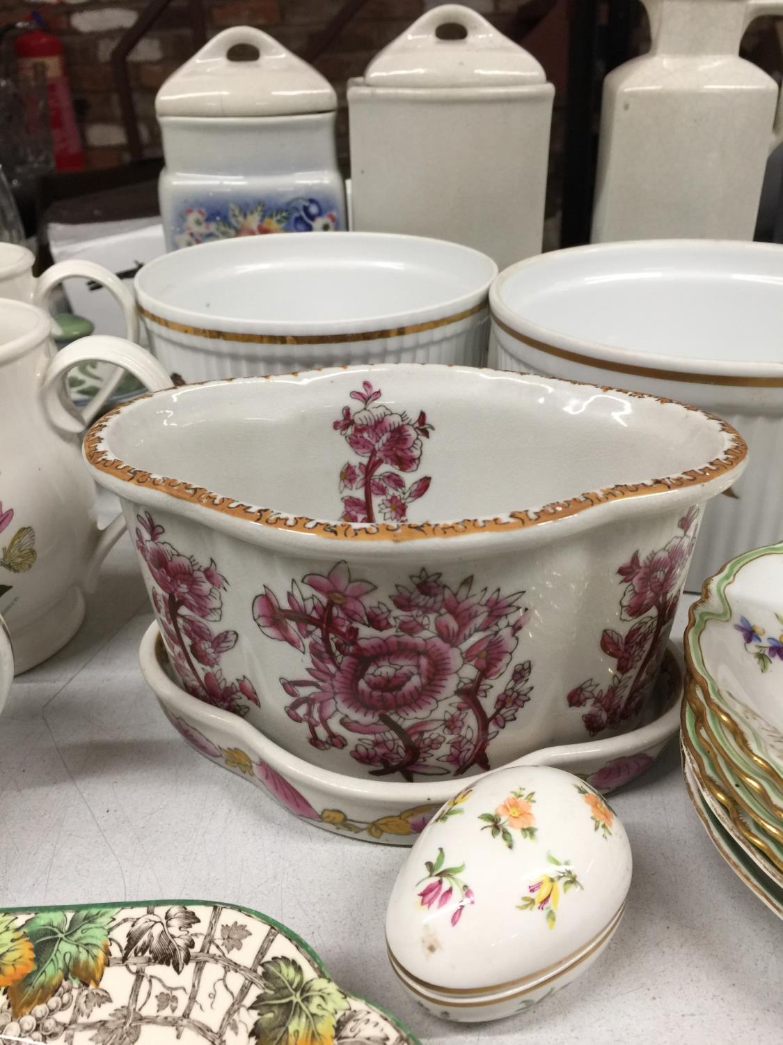 A QUANTITY OF CERAMICS TO INCLUDE ROYAL WORCESTER 'EVESHAM' SERVING BOWLS, PORTMERION 'BOTANIC - Image 3 of 8