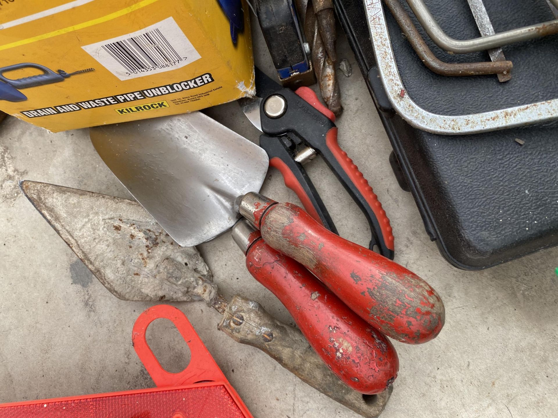 AN ASSORTMENT OF TOOLS TO INCLUDE A CARPET FITTING KNEE KICKER, SAWS AND A DRAIN UNBLOCKER ETC - Image 5 of 7