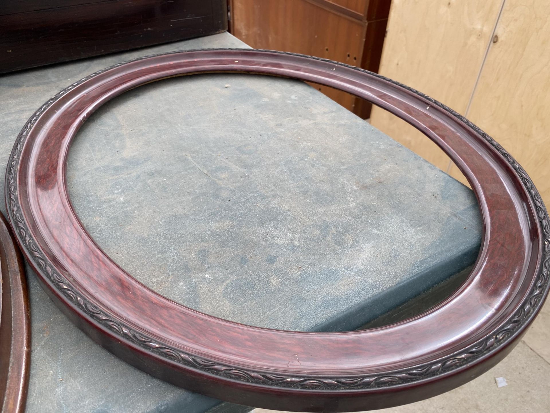 A MAHOGANY INLAID TRAY WITH BRASS HANDLES AND A FURTHER MAHOGANY PICTURE FRAME - Image 4 of 4