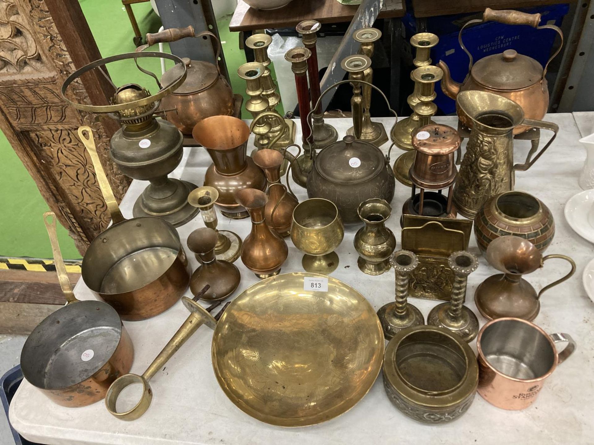 A LARGE QUANTITY OF BRASS AND COPPER ITEMS TO INCLUDE PANS, COPPER KETTLES AND STANDS, CANDLESTICKS,