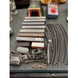 A QUANTITY OF HORNBY DUBLO CARRIAGES PLUS TRAIN TRACK, SIGNALS, TUNNEL, BUFFERS, POWER UNIT, ETC