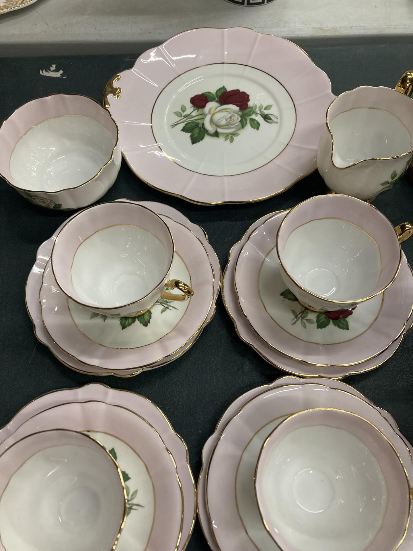 A WINDSOR BONE CHINA TEASET WITH PINK AND ROSE DECORATION AND GILDING TO RIMS AND HANDLES TO INCLUDE - Image 3 of 4