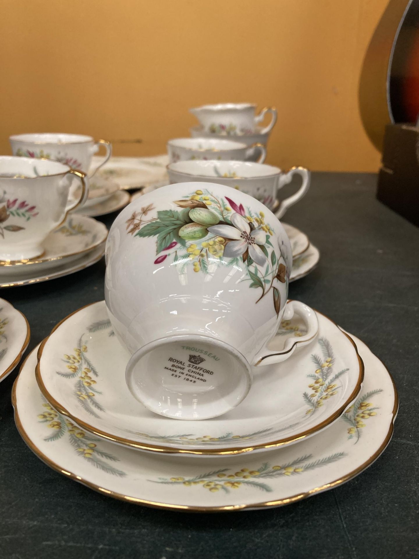 A ROYAL STAFFORD 'TROUSSEAU' TEASET TO INCLUDE CAKE PLATE, CREAM JUG, SUGAR BOWL, CUPS, SAUCERS - Image 4 of 4