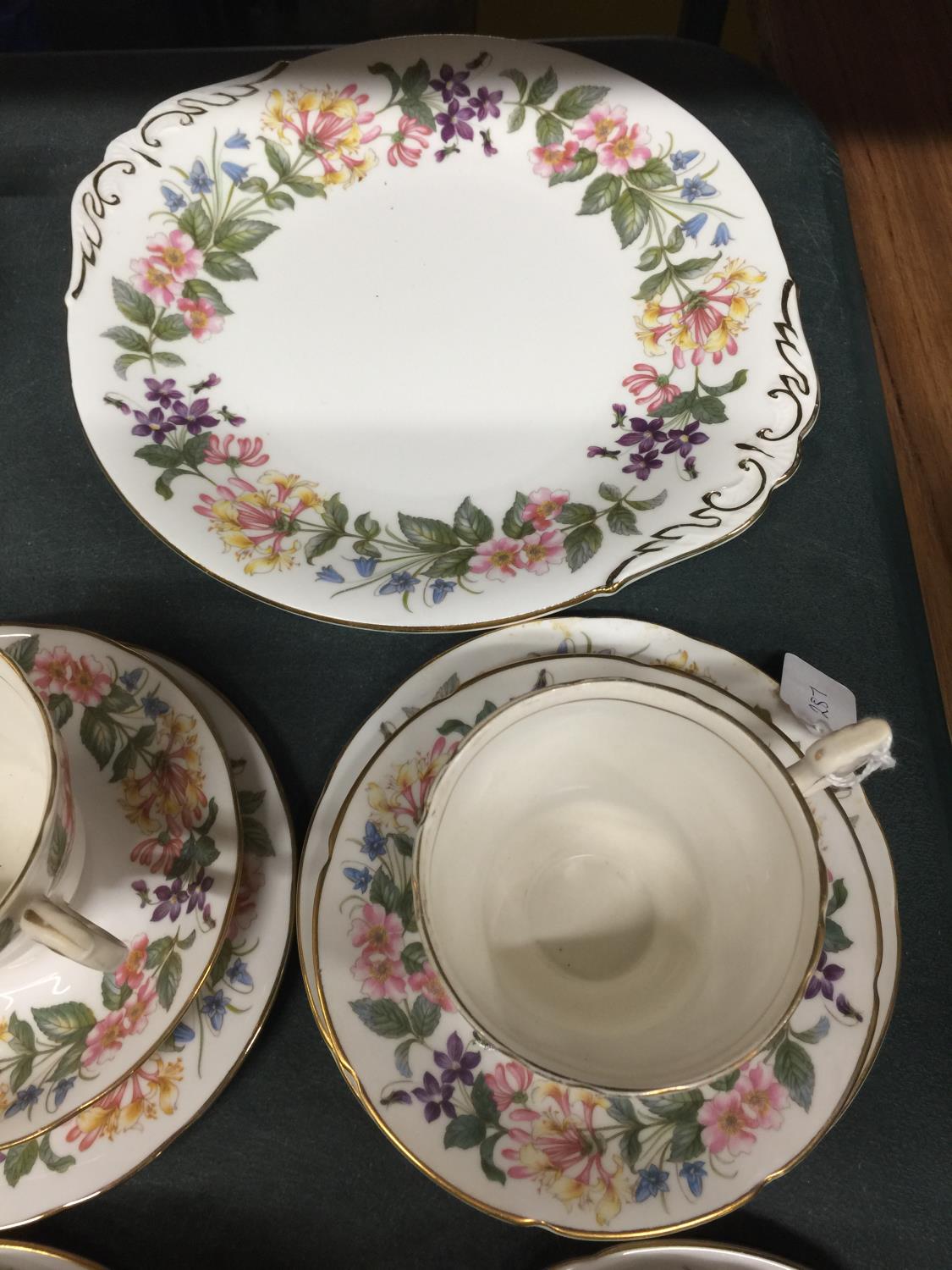 A LARGE QUANTITY OF PARAGON 'COUNTRY LANE' TEAWARE TO INCLUDE CUPS, SAUCERS, CAKE PLATE, CAKE STAND, - Image 3 of 6