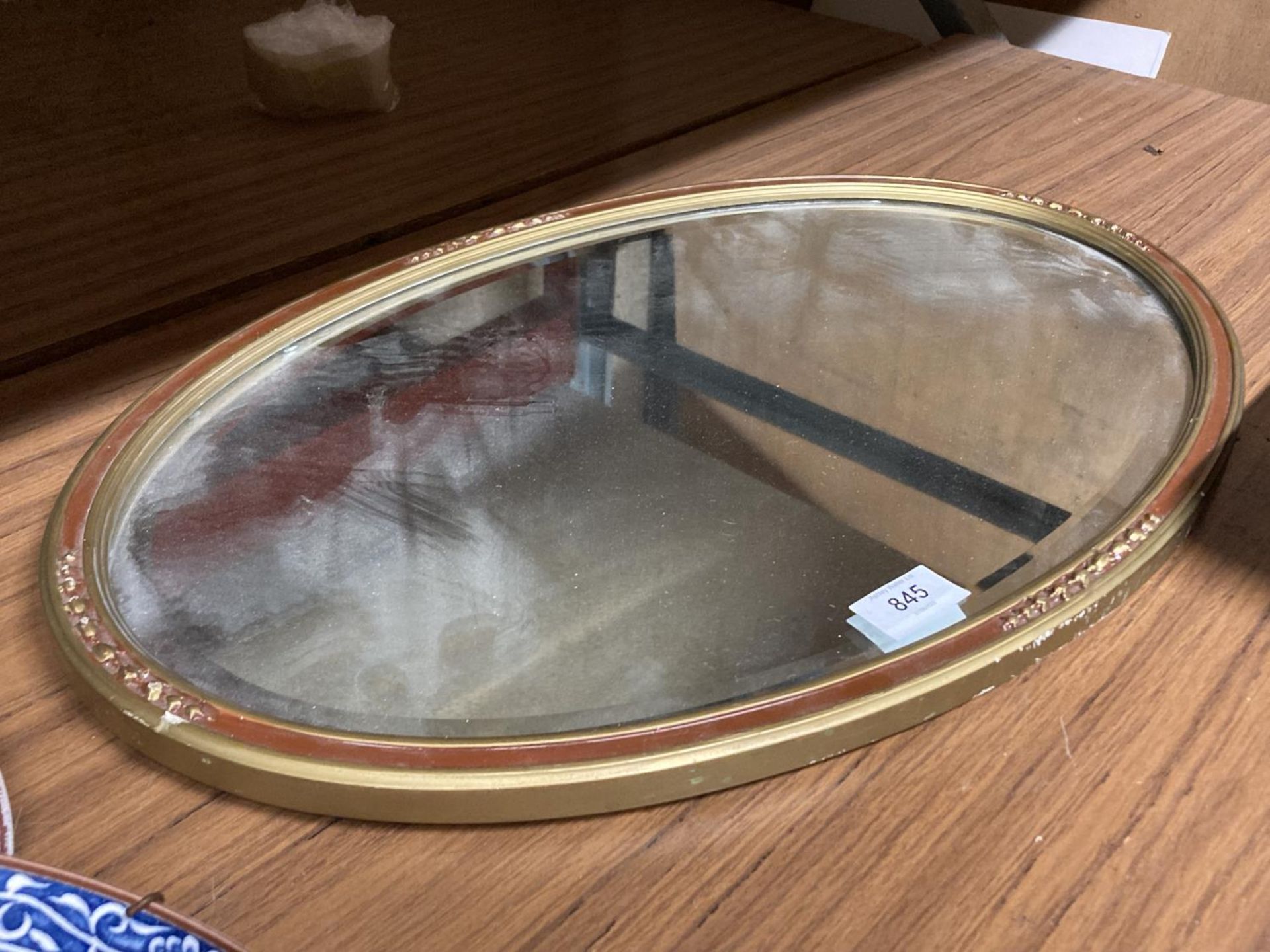 A VINTAGE OVAL MIRROR WITH BEVELLED GLASS 56CM X 36CM - Image 2 of 3