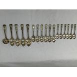 A LARGE COLLECTION OF VICTORIAN LONDON HALLMARKED SILVER SPOONS WITH DECORATIVE HANDLES TO INCLUDE