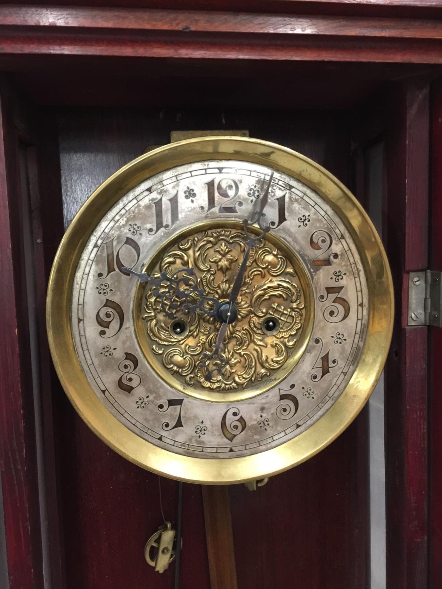 AN ART NOUVEAU STYLE MAHOGANY CASED WALL CLOCK WITH BRASS AND SILVERED DIAL - Image 7 of 9