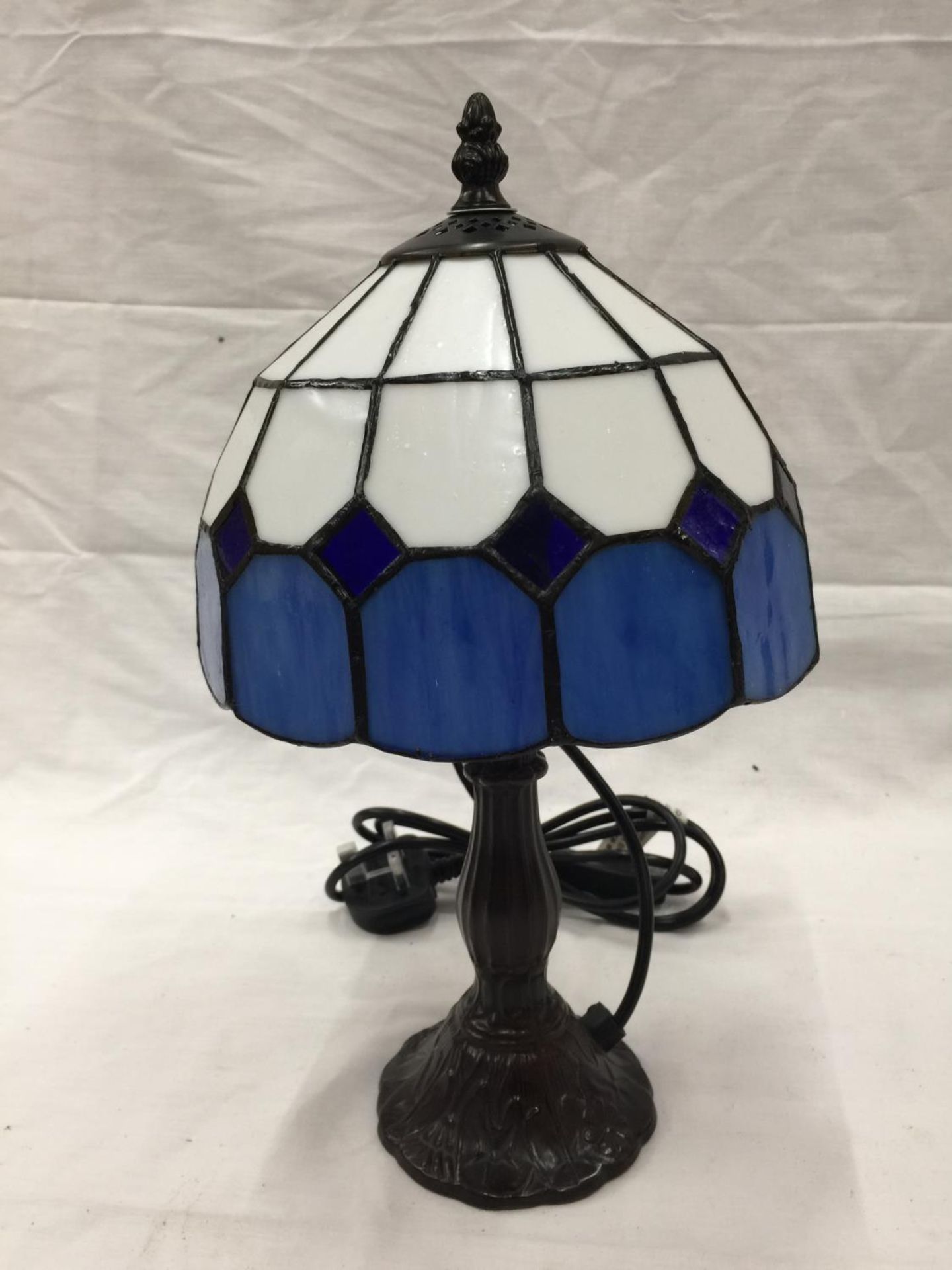 A STAINED GLASS TIFFANY STYLE LAMP ON A METAL BASE H: 35CM - Image 4 of 6