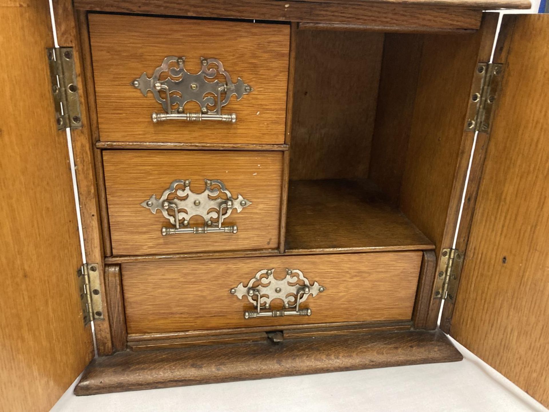 AN OAK SMOKERS CABINET WITH THREE ENCLOSED DRAWERS H: 30CM, W: 32CM - Image 2 of 7