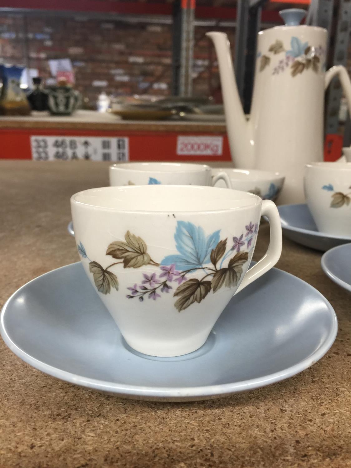 A VINTAGE COFFEE SET IN A PLAE BLUE AND WHITE WITH FOLIAGE DECORATION TO INCLUDE COFFEE POT, CREAM - Image 2 of 3