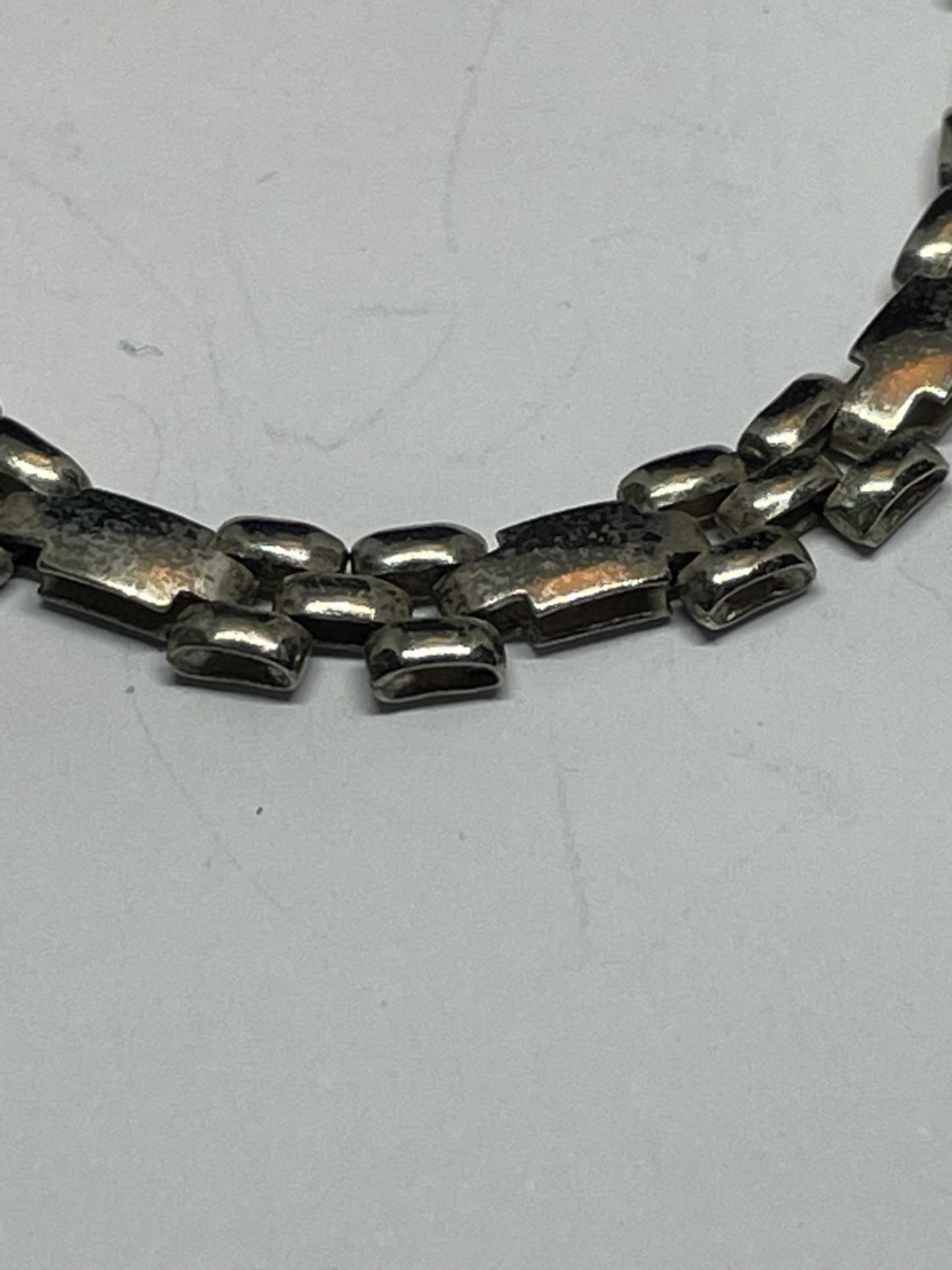 A MARKED SILVER NECKLACE - Image 2 of 3