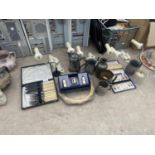 A COLLECTION OF SILVER PLATE AND PEWTER ITEMS TO INCLUDE TANKARDS, A CRUET SET AND FLAT WARE ETC