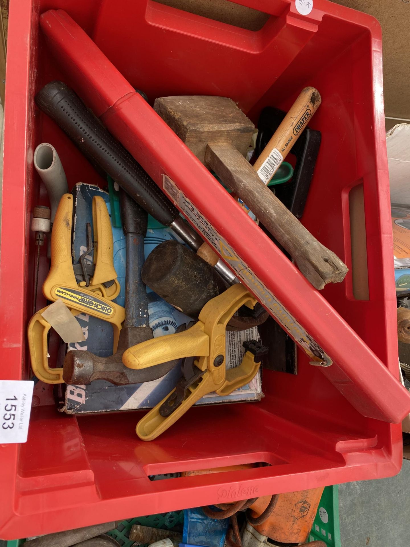 AN ASSORTMENT OF TOOLS TO INCLUDE HAMMERS, BRACE DRILLS AND WOOD PLANES ETC - Image 3 of 4