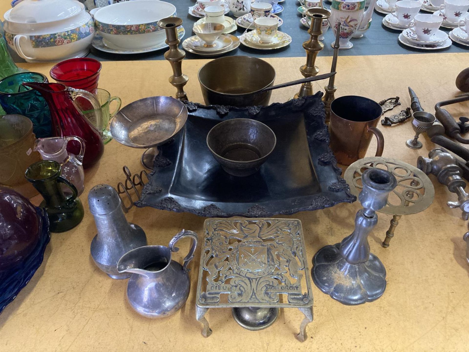 A QUANTITY OF METALWARE TO INCLUDE BRASS TRIVETS, CANDLESTICKS, BRASS PAN, PEWTER JUG AND SUGAR