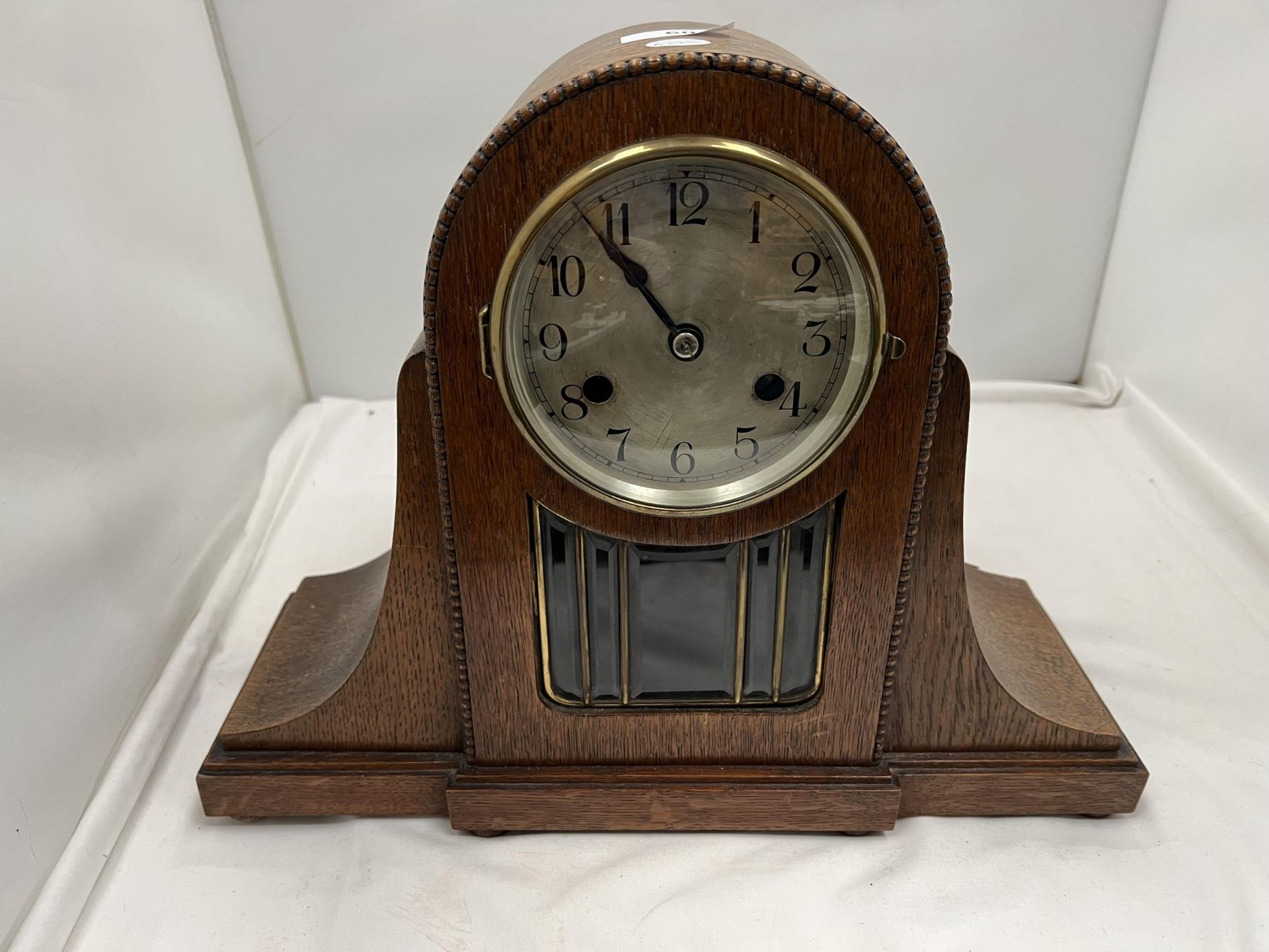 AN OAK CASED ART DECO STYLE MANTLE CLOCK WITH BEADED AND GLASS FRONT HEIGHT 31CM, WIDTH 40CM - Image 3 of 3