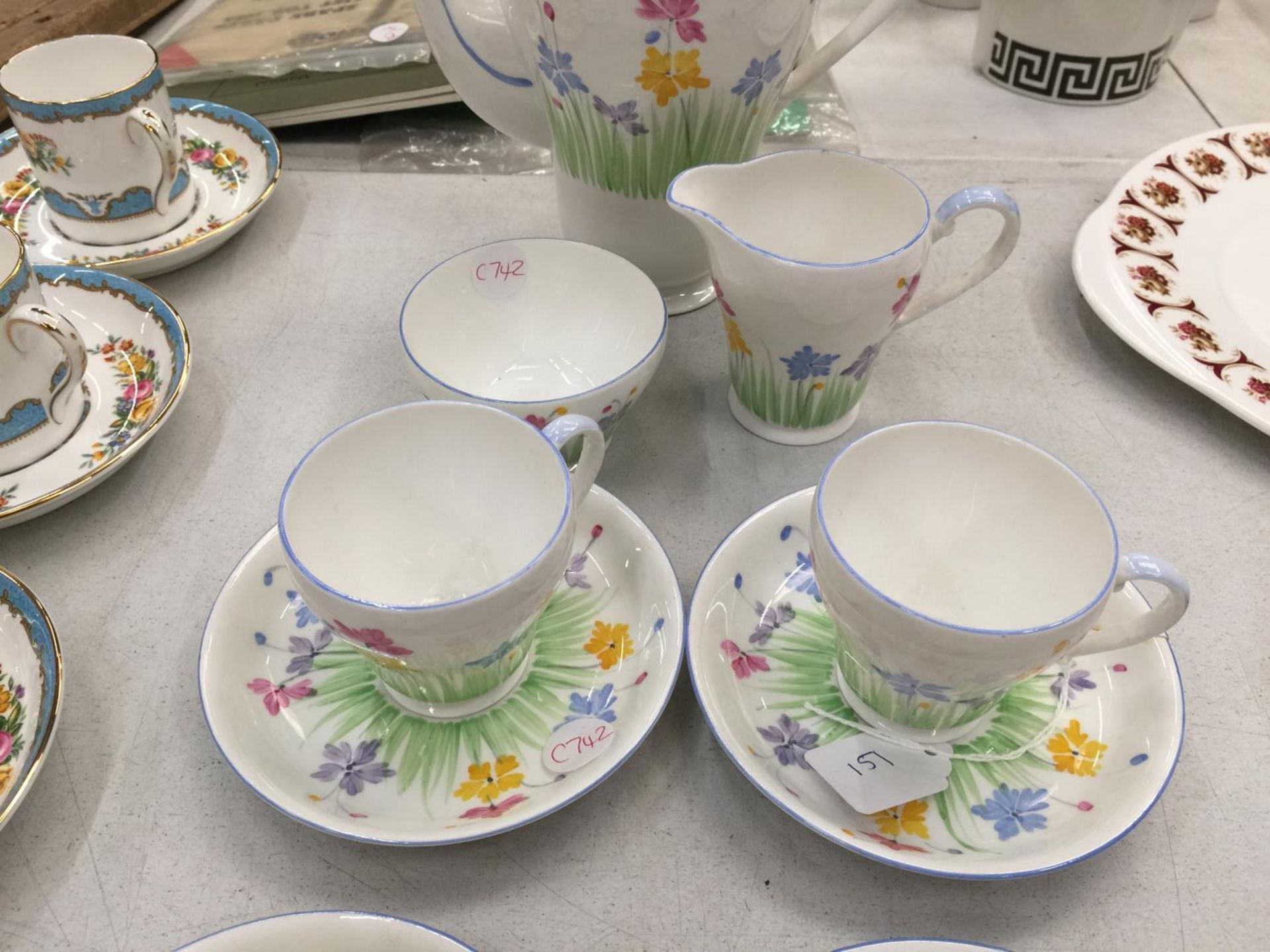 A VINTAGE GRAFTON TEASET WITH FLORAL PATTERN TO INCLUDE TEAPOT, CUPS AND SAUCERS, CREAM JUG AND - Image 3 of 6