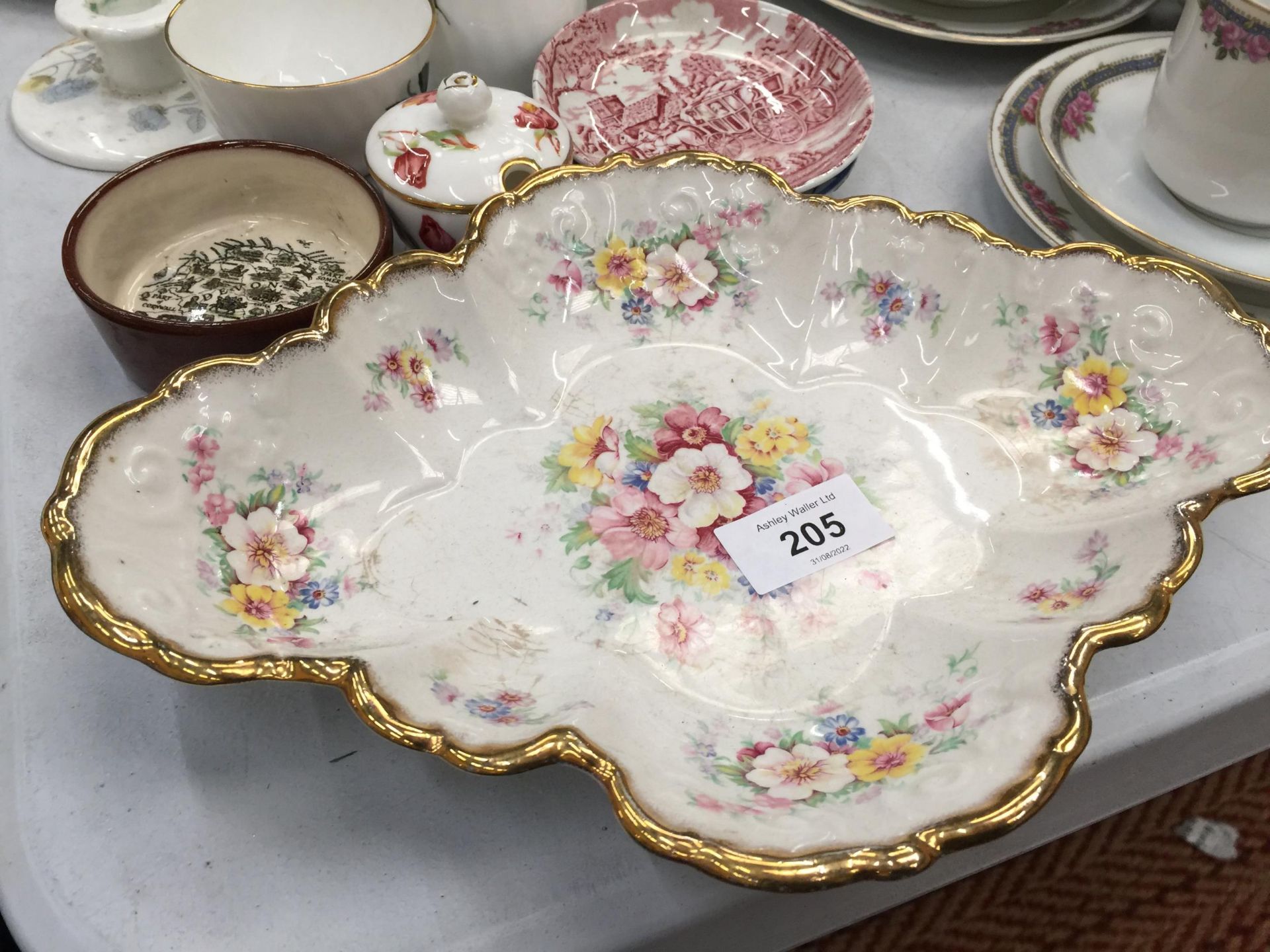 A QUANTITY OF CERAMIC AND CHINA ITEMS TO INCLUDE ROYAL DOULTON BASKETS, A PRATTWARE POT AND LID, - Image 2 of 6