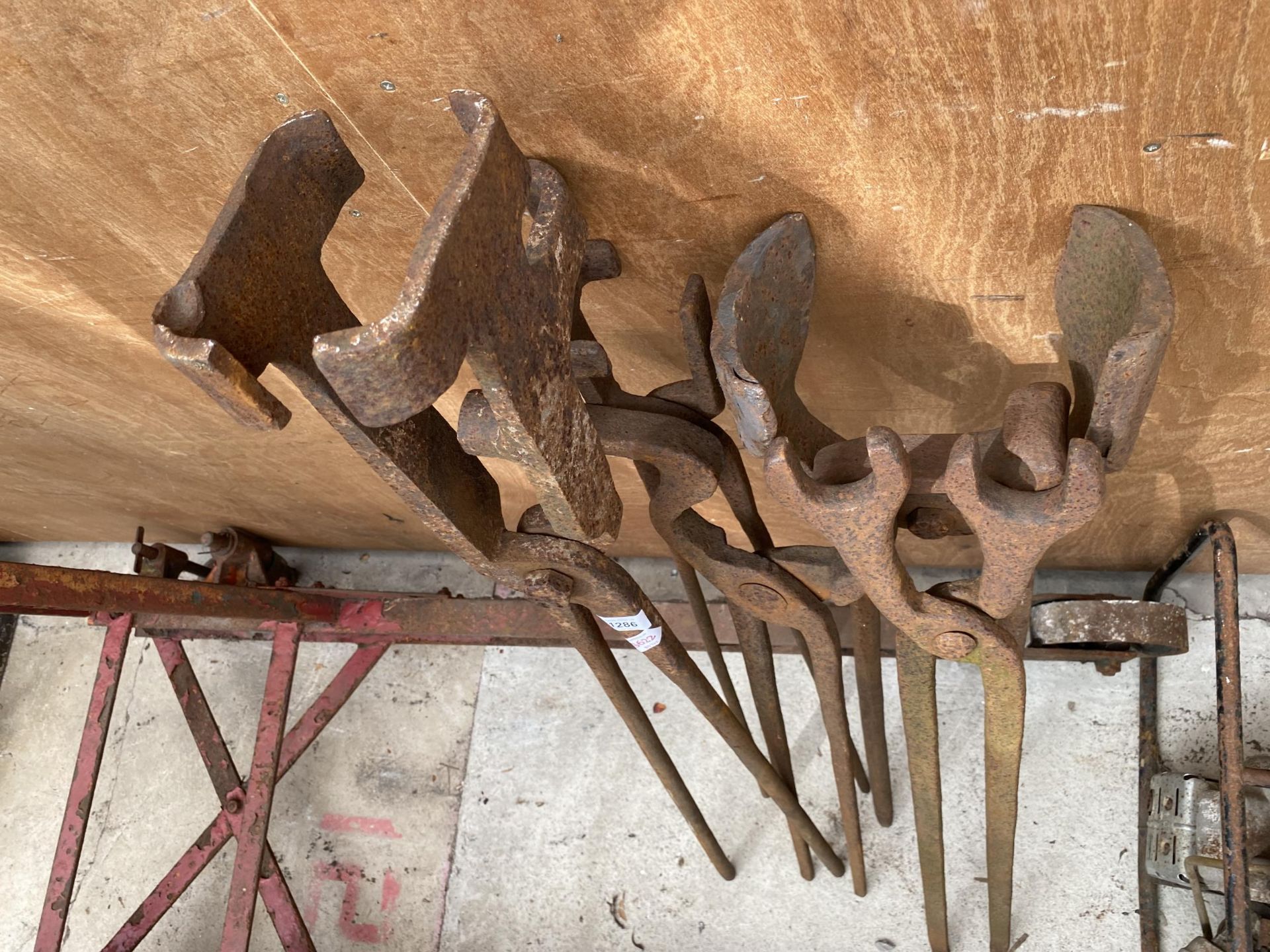 A COLLECTION OF HEAVY DUTY FOUNDRY TOOLS - Image 3 of 3