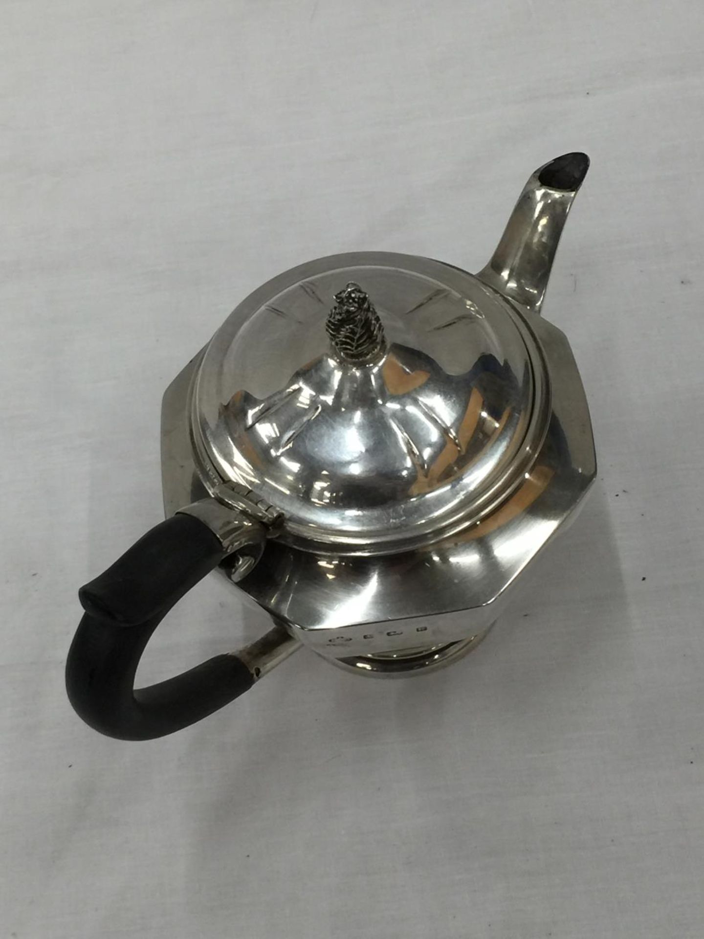 A BIRMINGHAM HALLMARKED SILVER TEAPOT NOT WITH ORIGINAL LID WEIGHT 372 GRAMS - Image 7 of 12