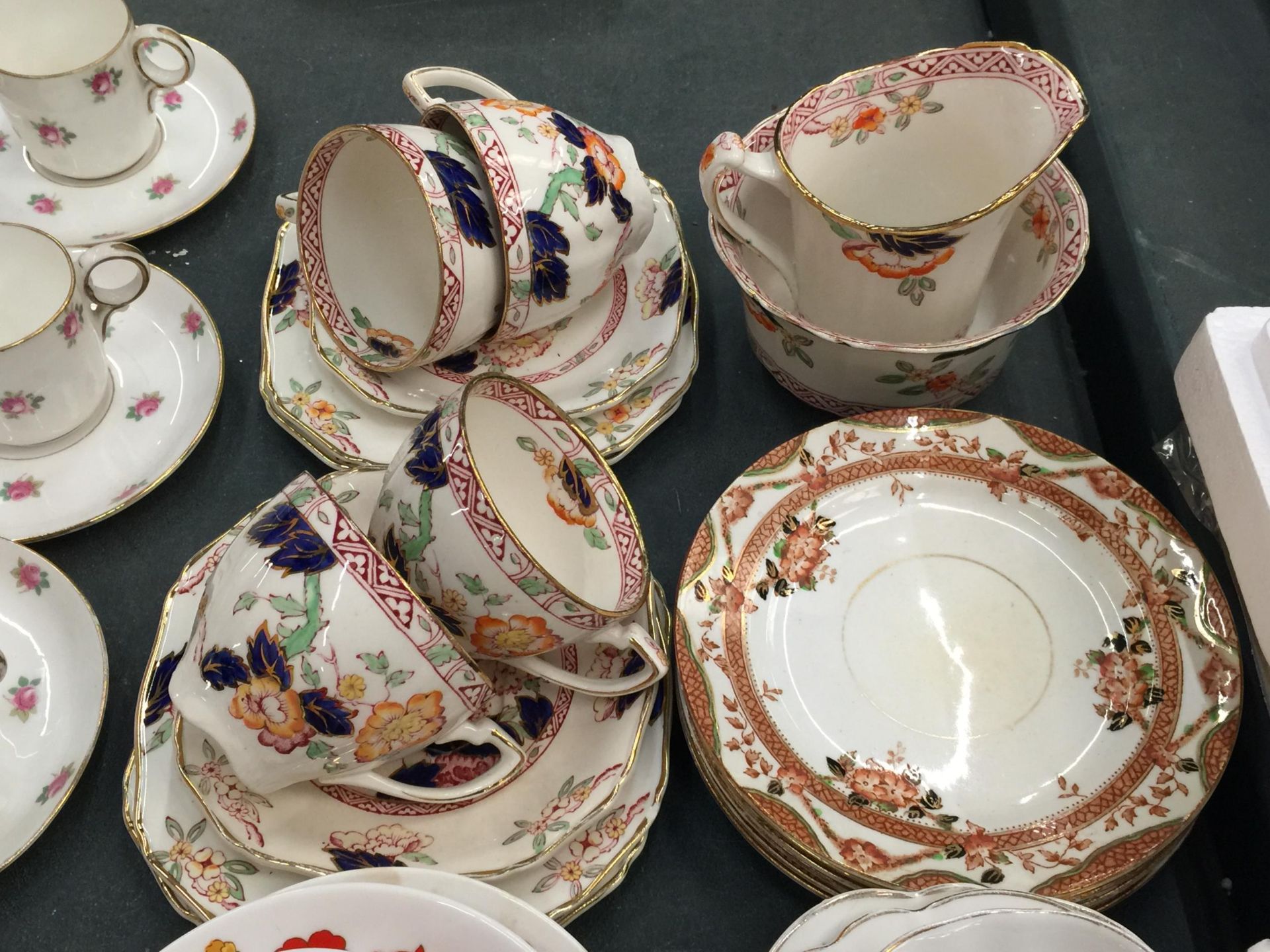 A LARGE QUANTITY OF VINTAGE CHINA AND PORCELAIN CUPS AND SAUCERS TO INCLUDE ROYAL DOULTON, ALFRED - Image 5 of 8