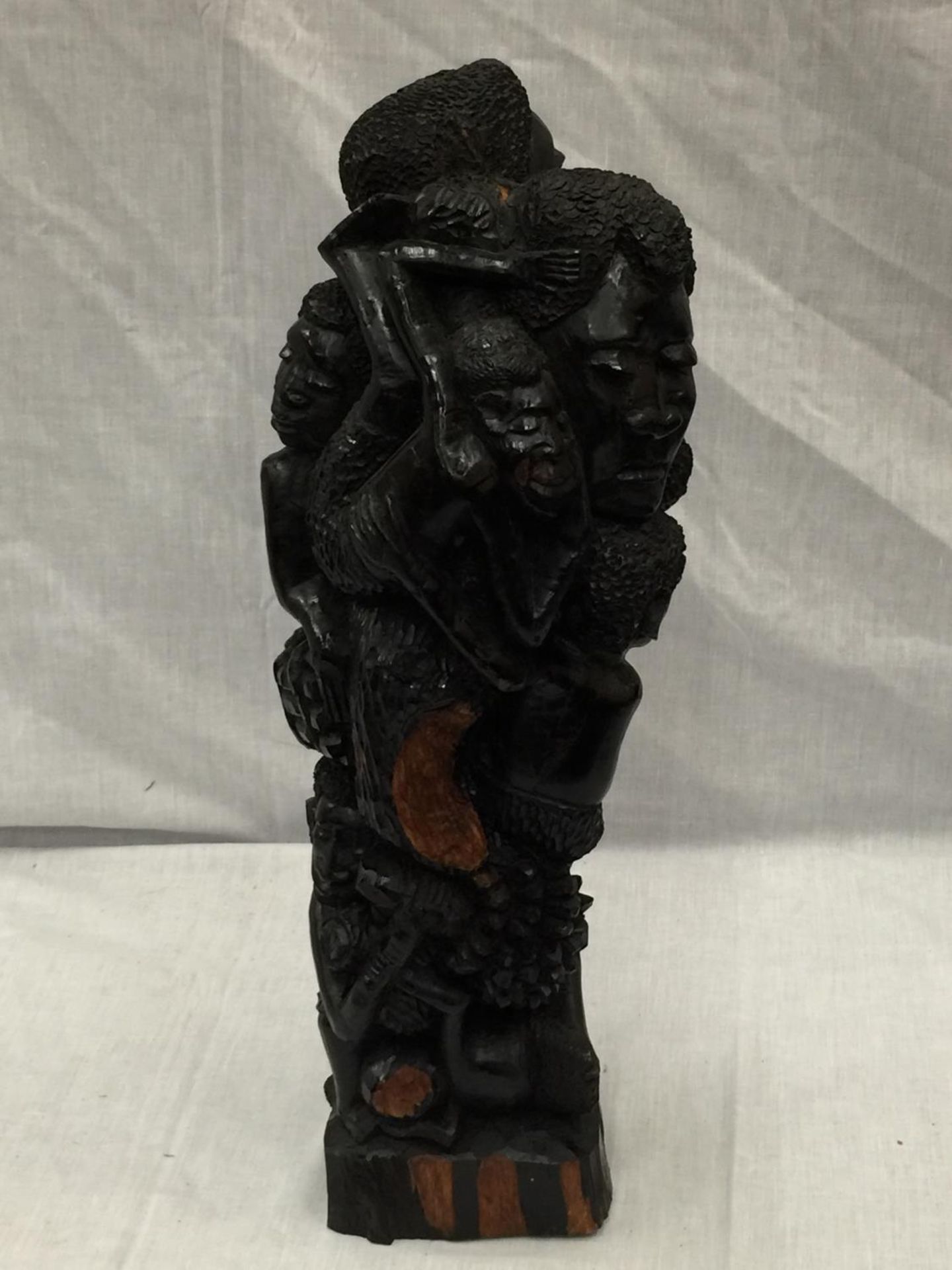 A LARGE HAND CARVED AFRICAN TRIBAL STYLE FIGURE H: 54CM