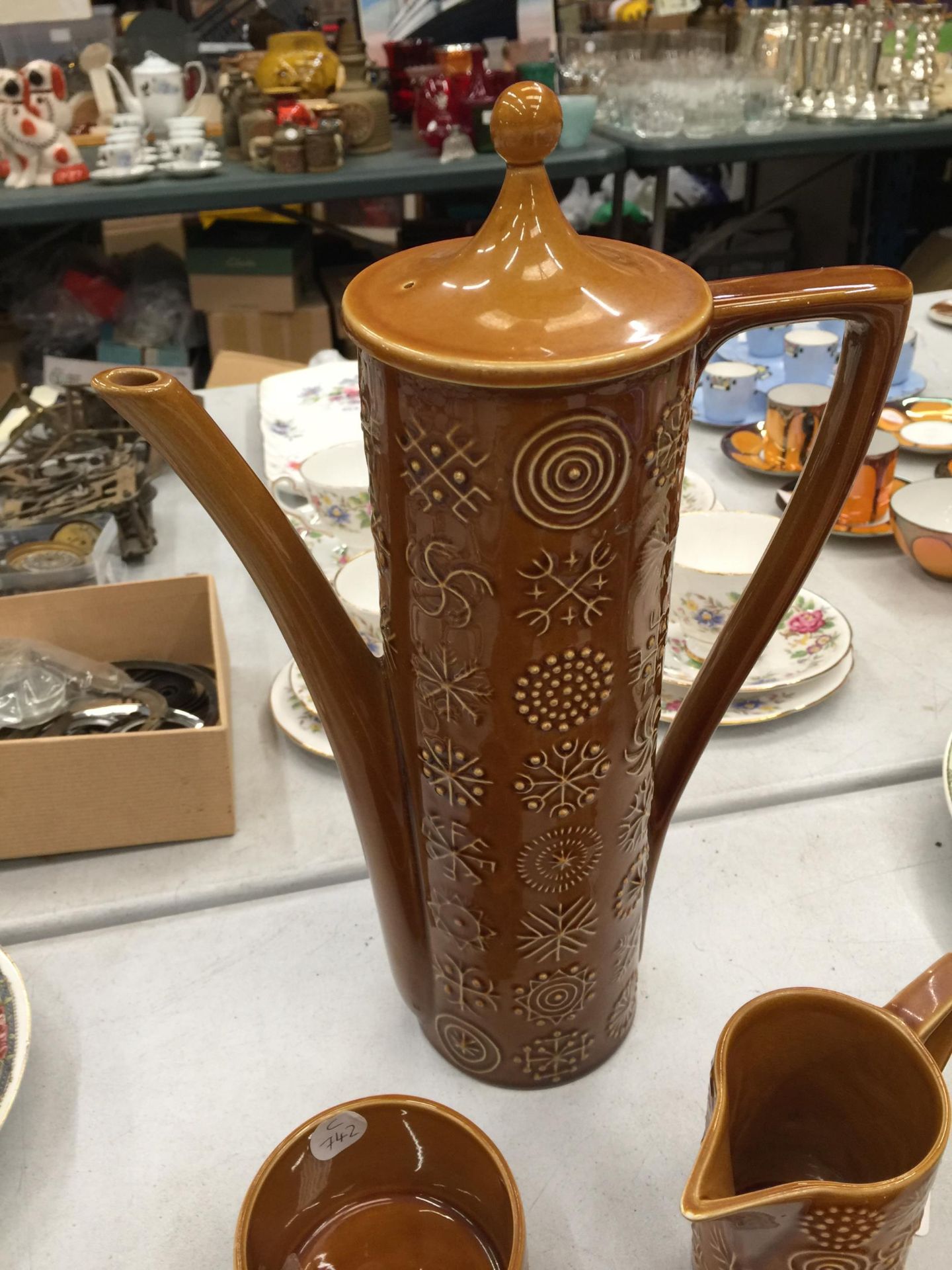 A PORTMEIRION 'TOTEM' COFFEE SET TO INCLUDE COFFEE POT, CREAM JUG, SUGAR BOWL, CUPS AND SAUCERS - Image 4 of 4