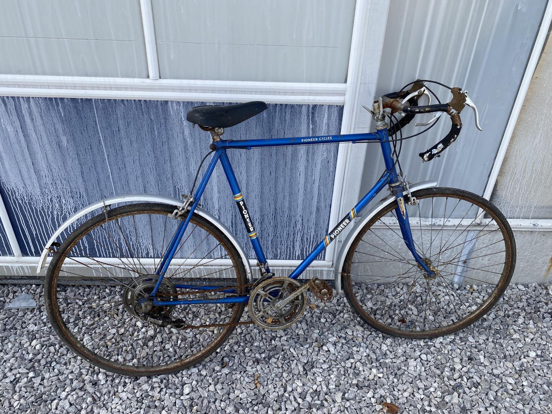 A VINTAGE PIONEER GENTS BIKE WITH 10 SPEED GEAR SYSTEM